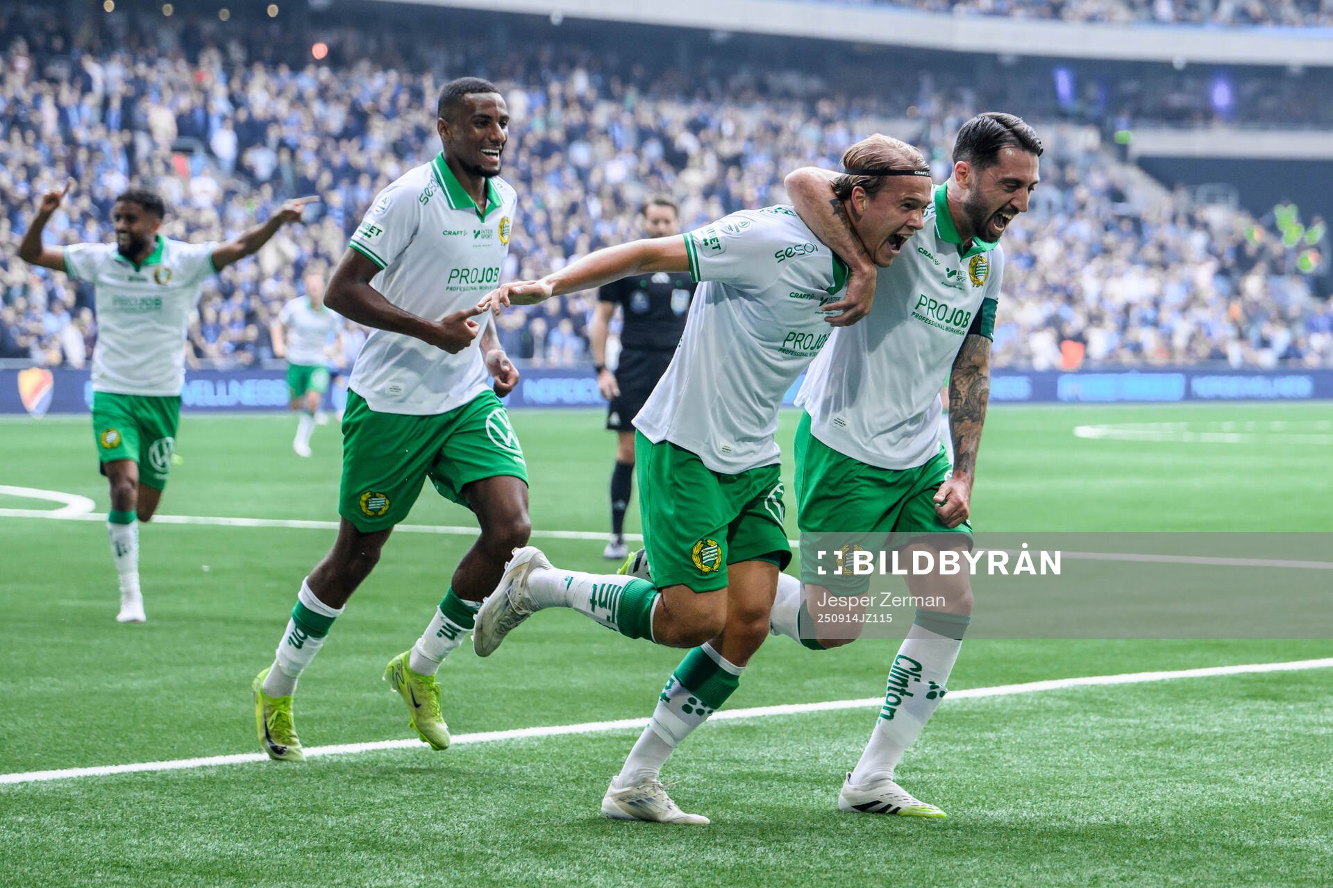 Hammarbys Markus Karlsson och Nahir Besara jublar