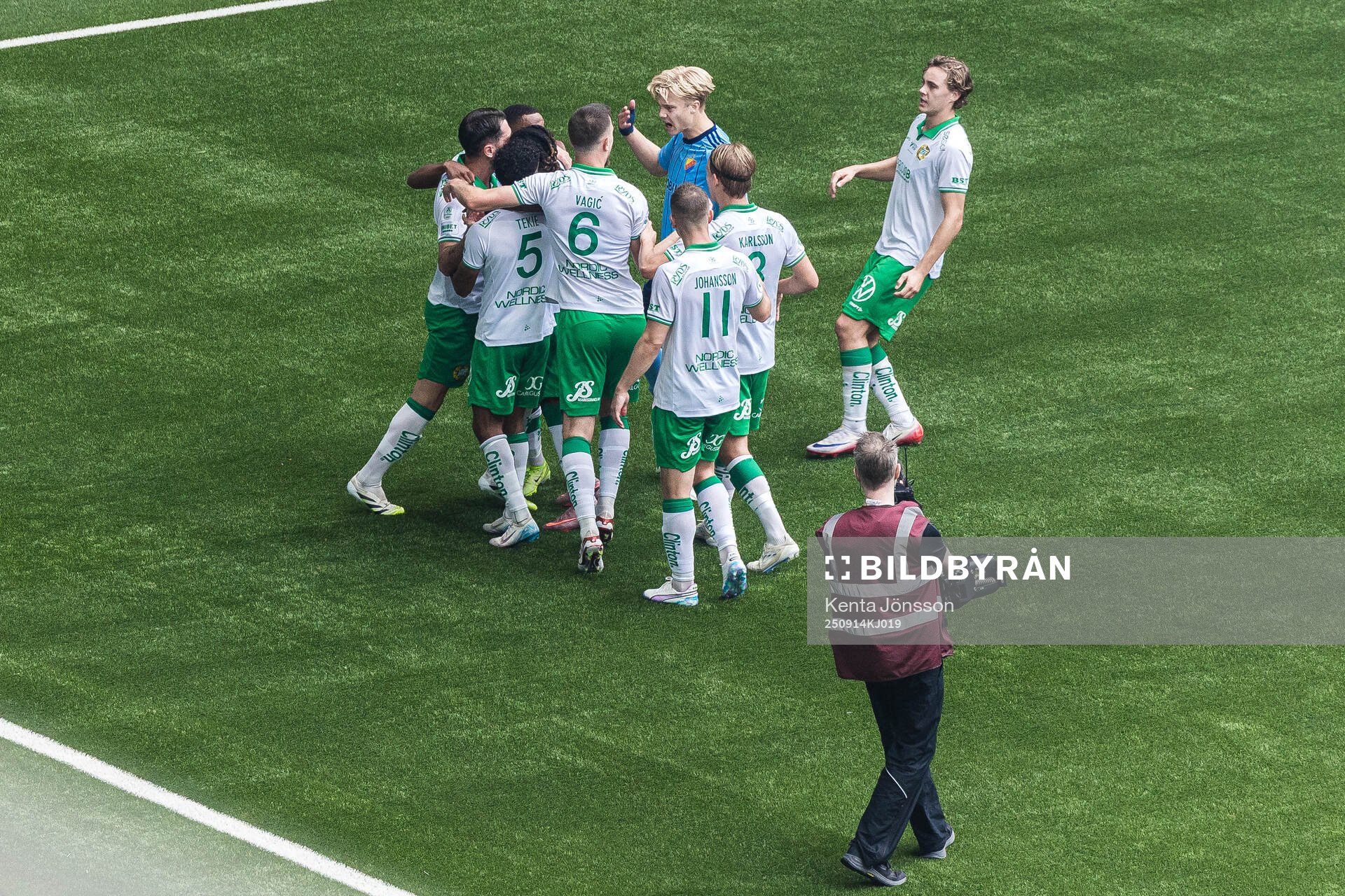 Djurgårdens och Hammarbys spelare i ett bråk