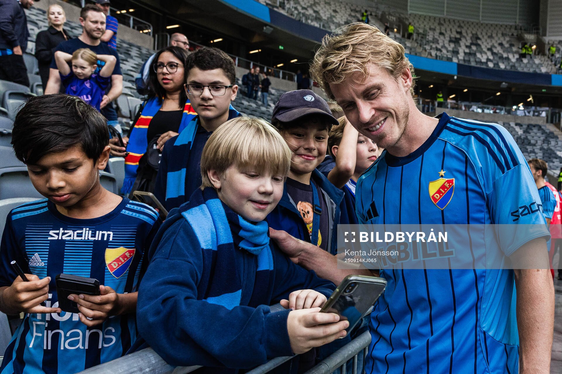 Djurgårdens Rasmus Schuller med supportrar