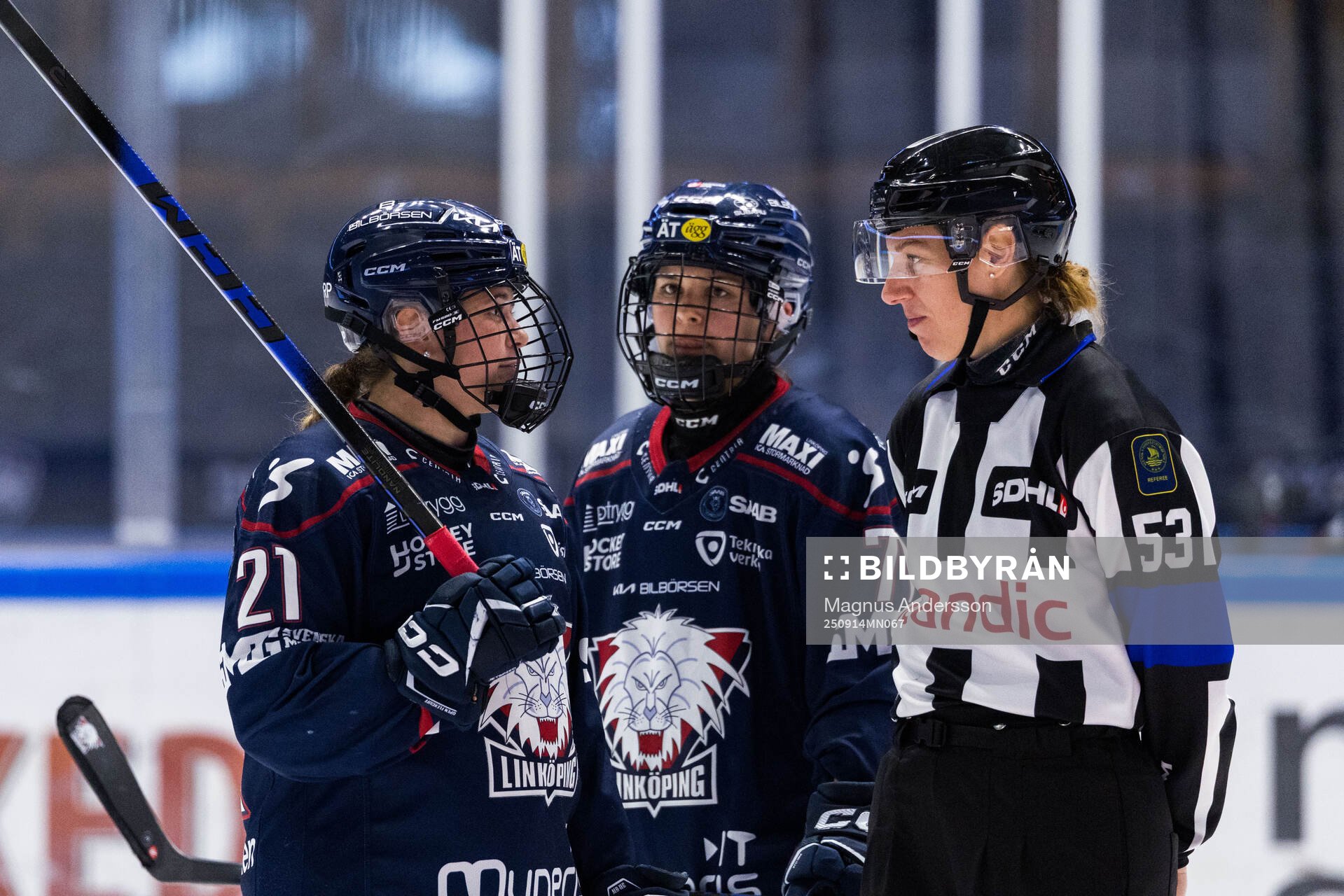Linköpings Naomi Rogge och Domare Veronica Lovensnö