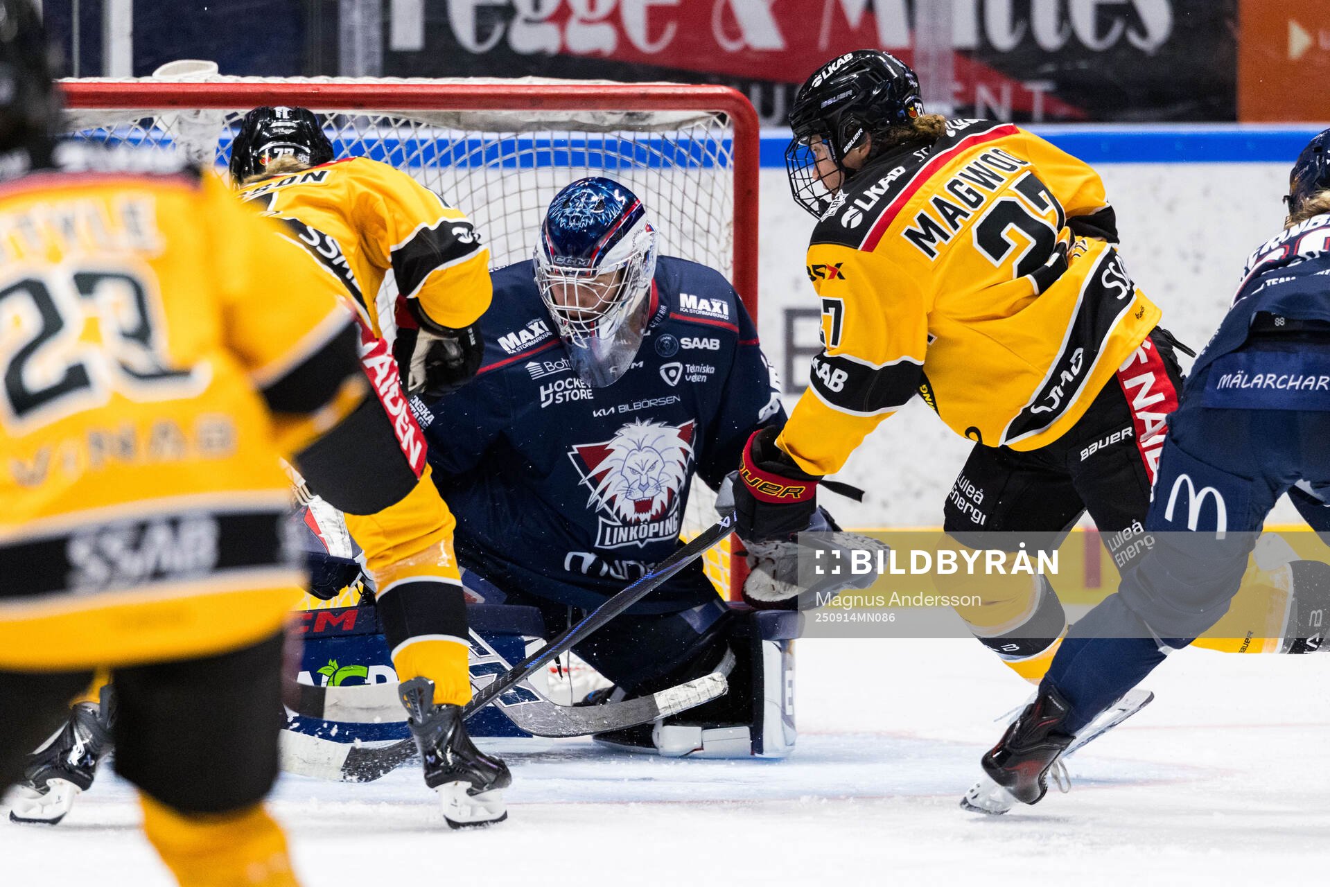 Linköpings målvakt Ebba Svensson Träff och Luleås