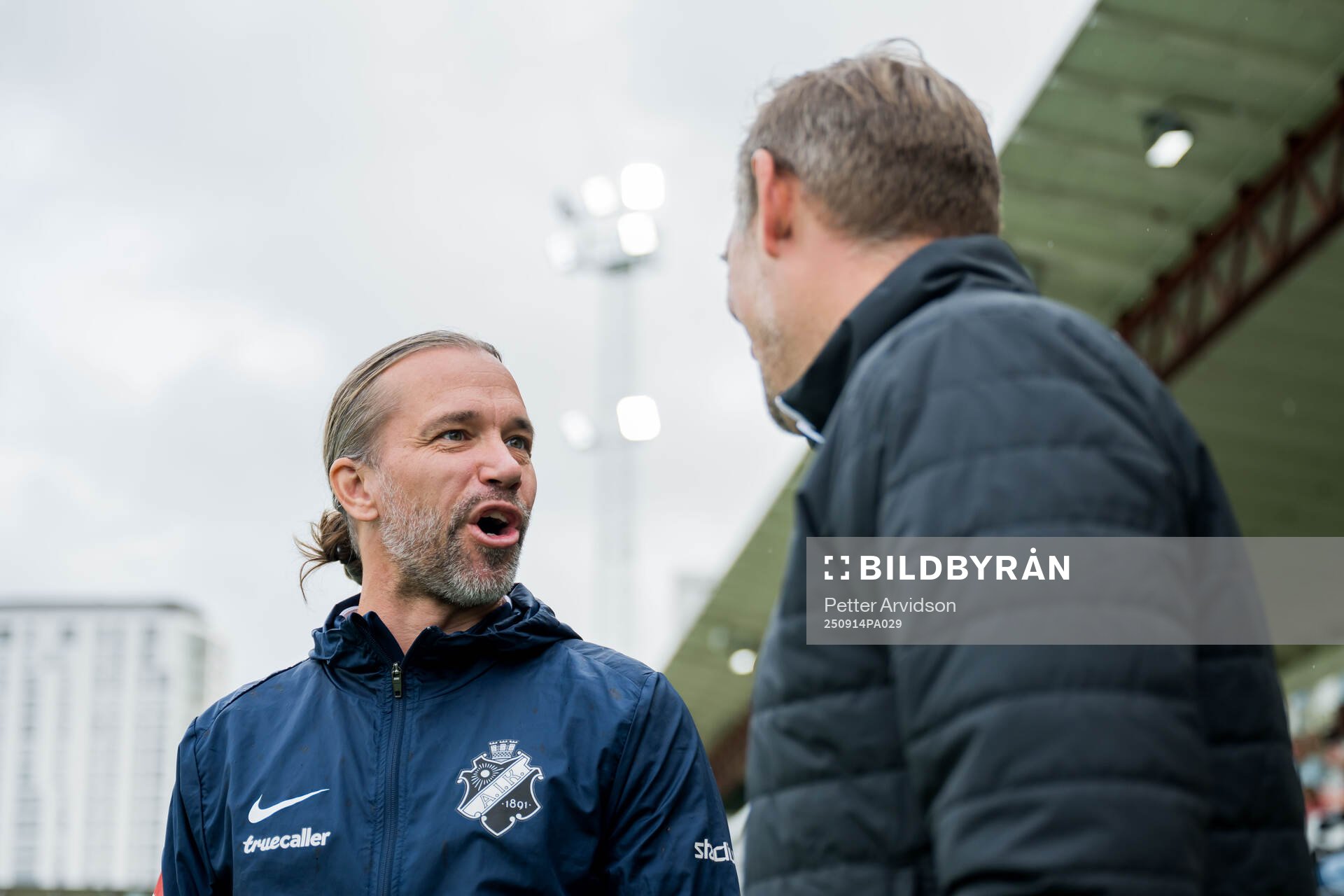 AIKs tränare Lukas Syberyjski i samtal med Rosengårds