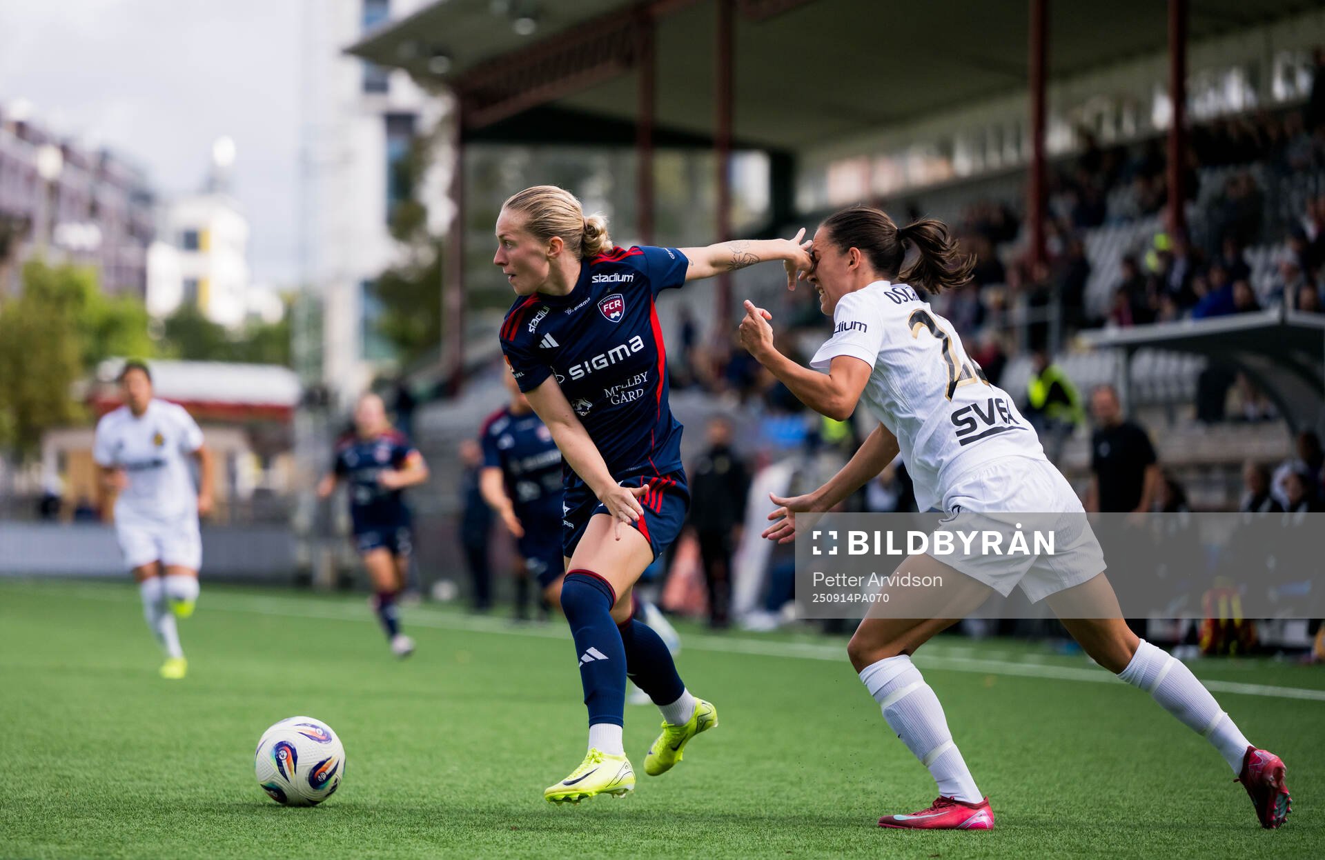 Rosengårds Emilia Larsson och AIKs Anna Oskarsson