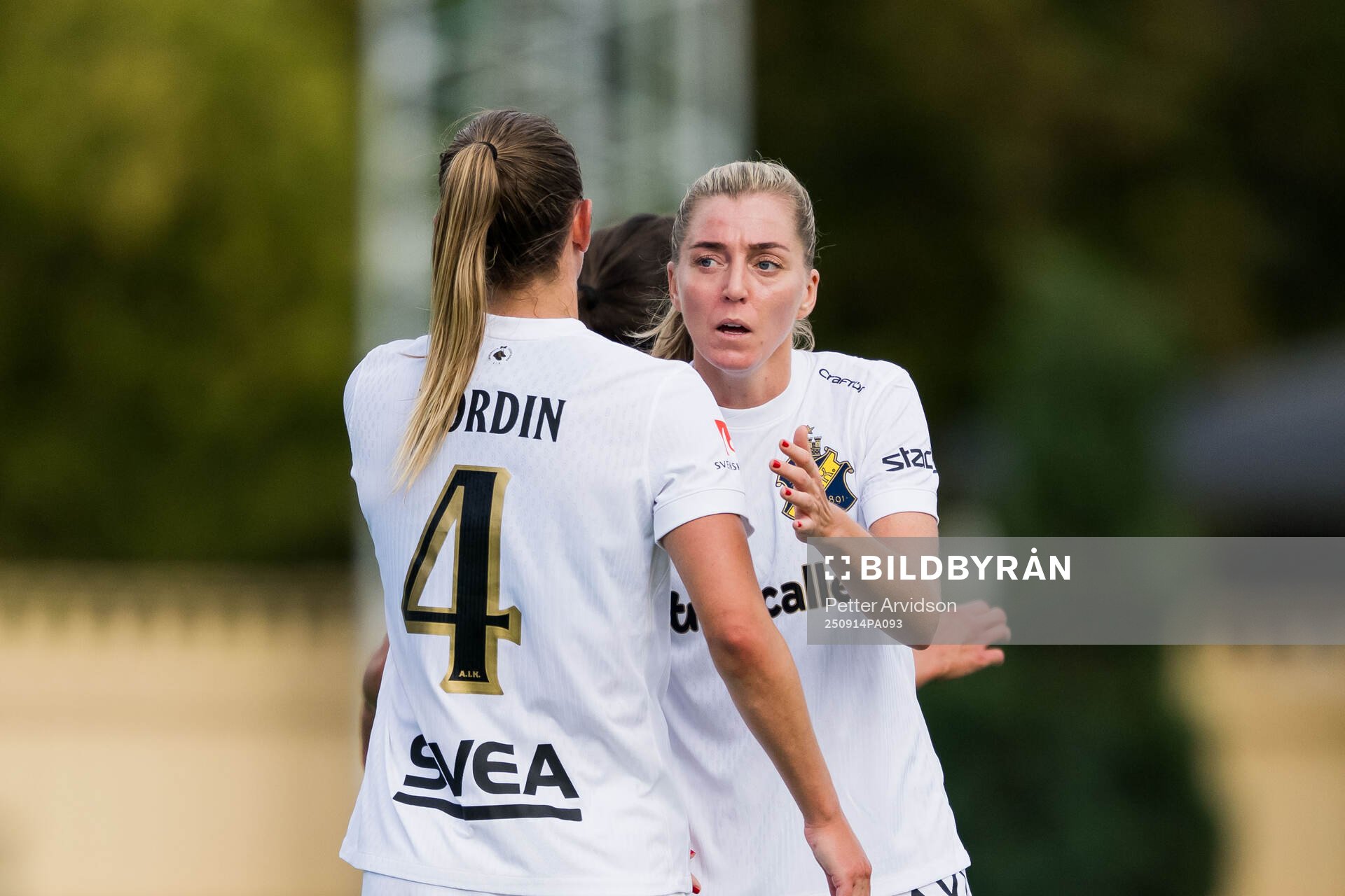 AIKs Jennie Nordin och Linda Sembrant jublar
