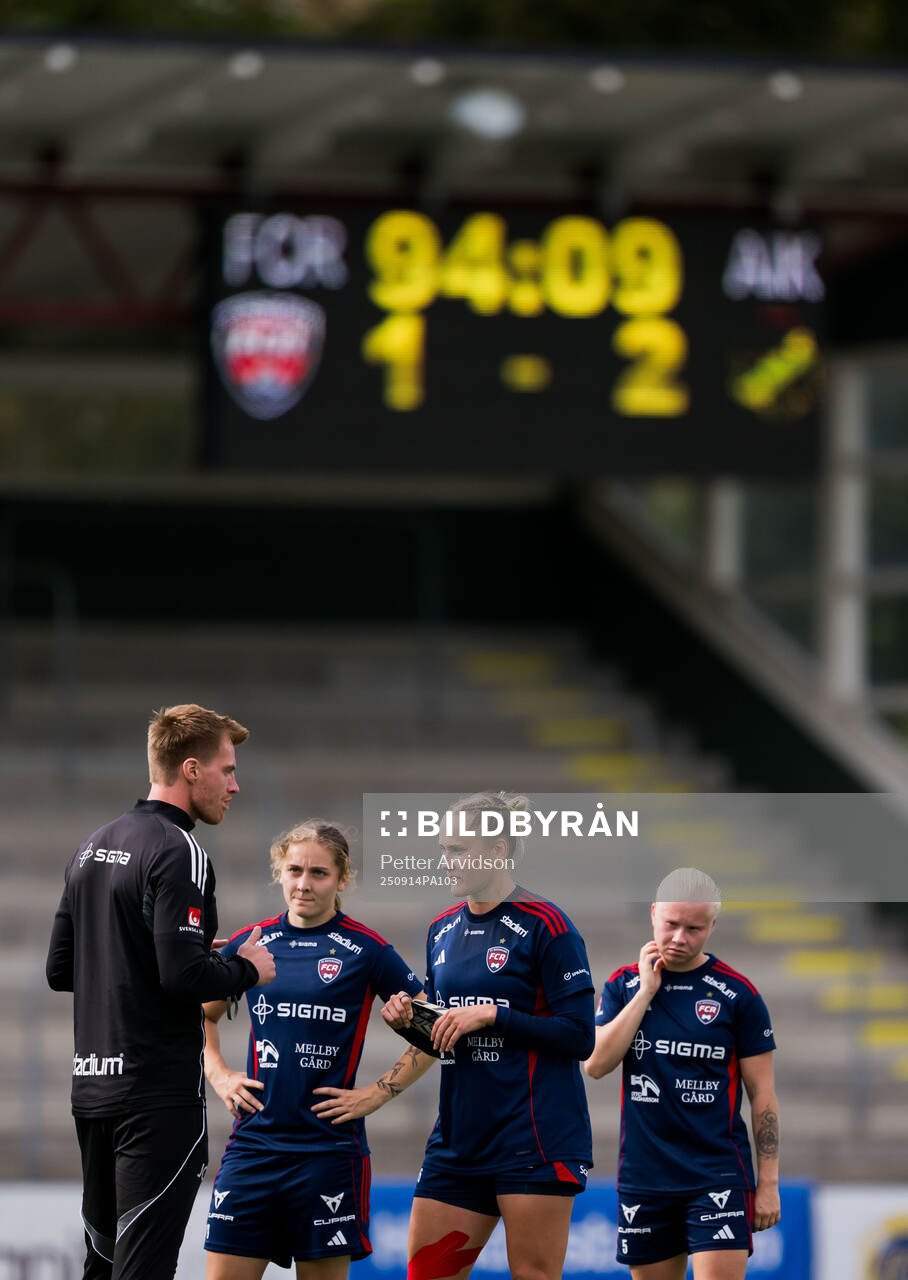 Rosengårds Elli Pikkujämsä och Anni Hartikainen deppar