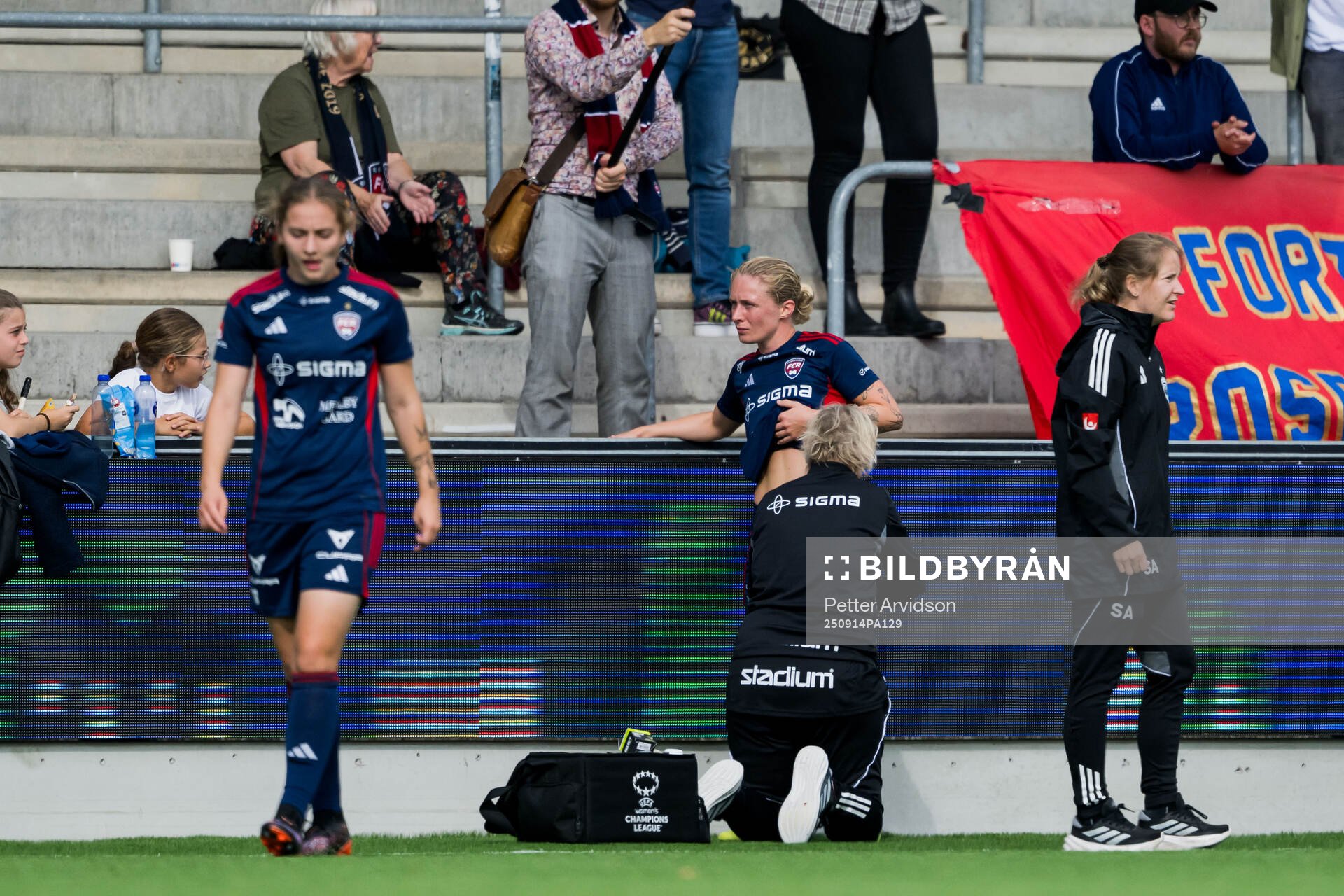 Rosengårds Emilia Larsson får vård av medicinsk personal