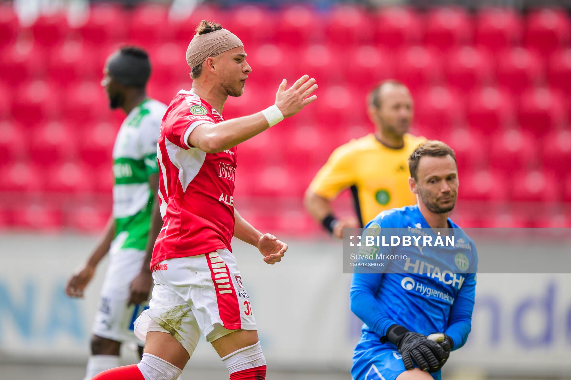 Kalmars Tomas Kalinauskas jublar och Västerås målvakt