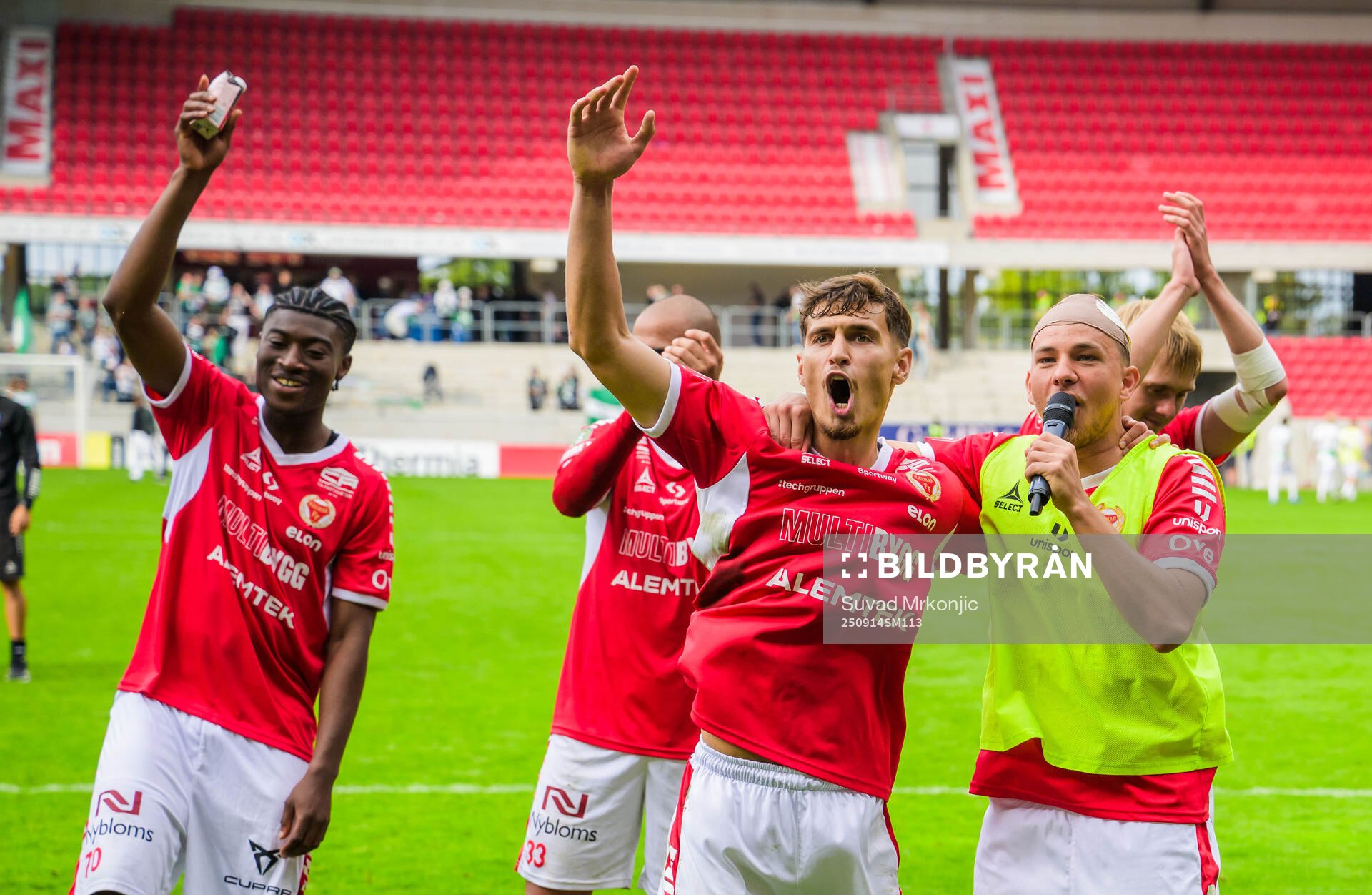 Kalmars Camil Jebara och Tomas Kalinauskas jublar