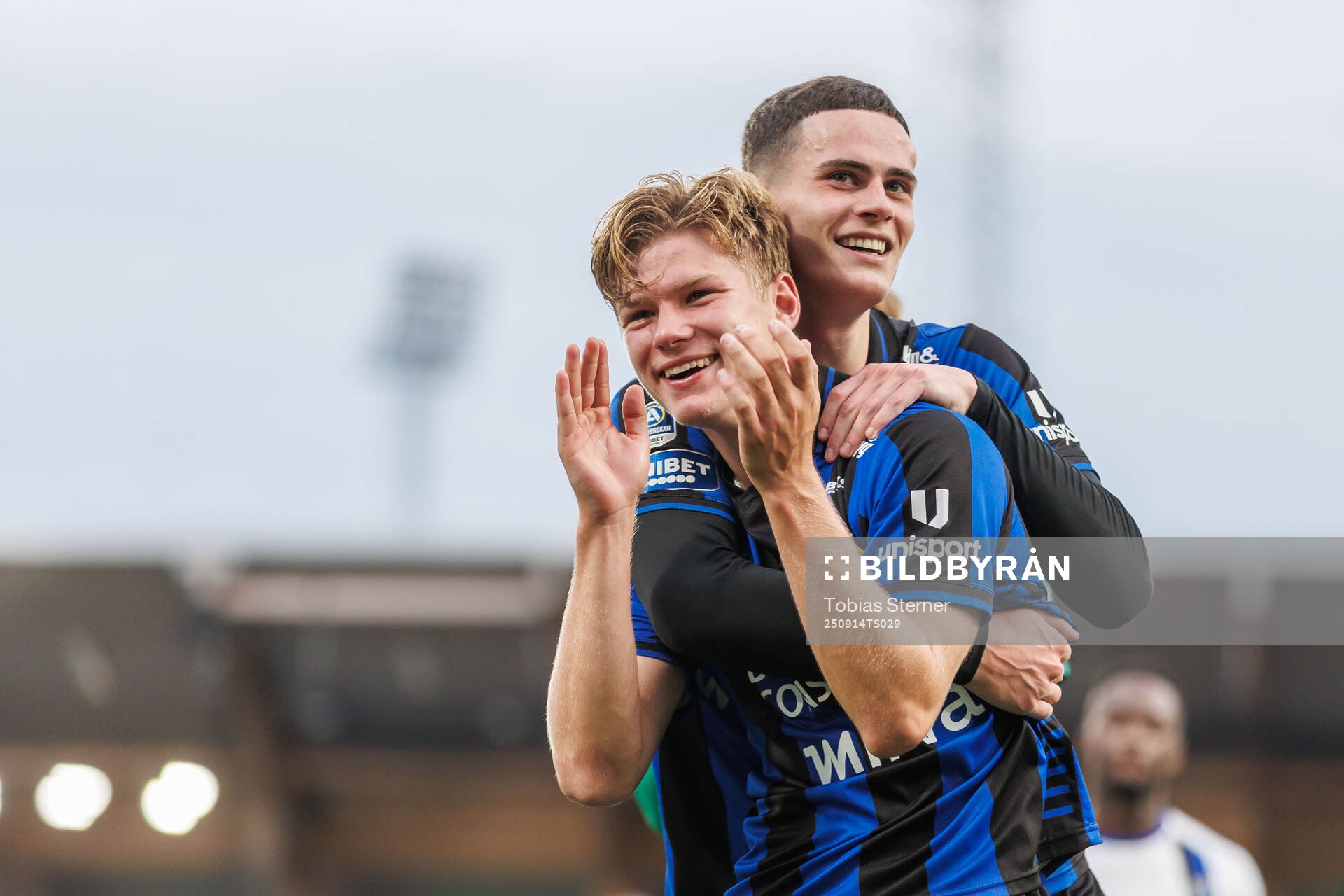 Sirius Victor Svensson och Robbie Ure jublar