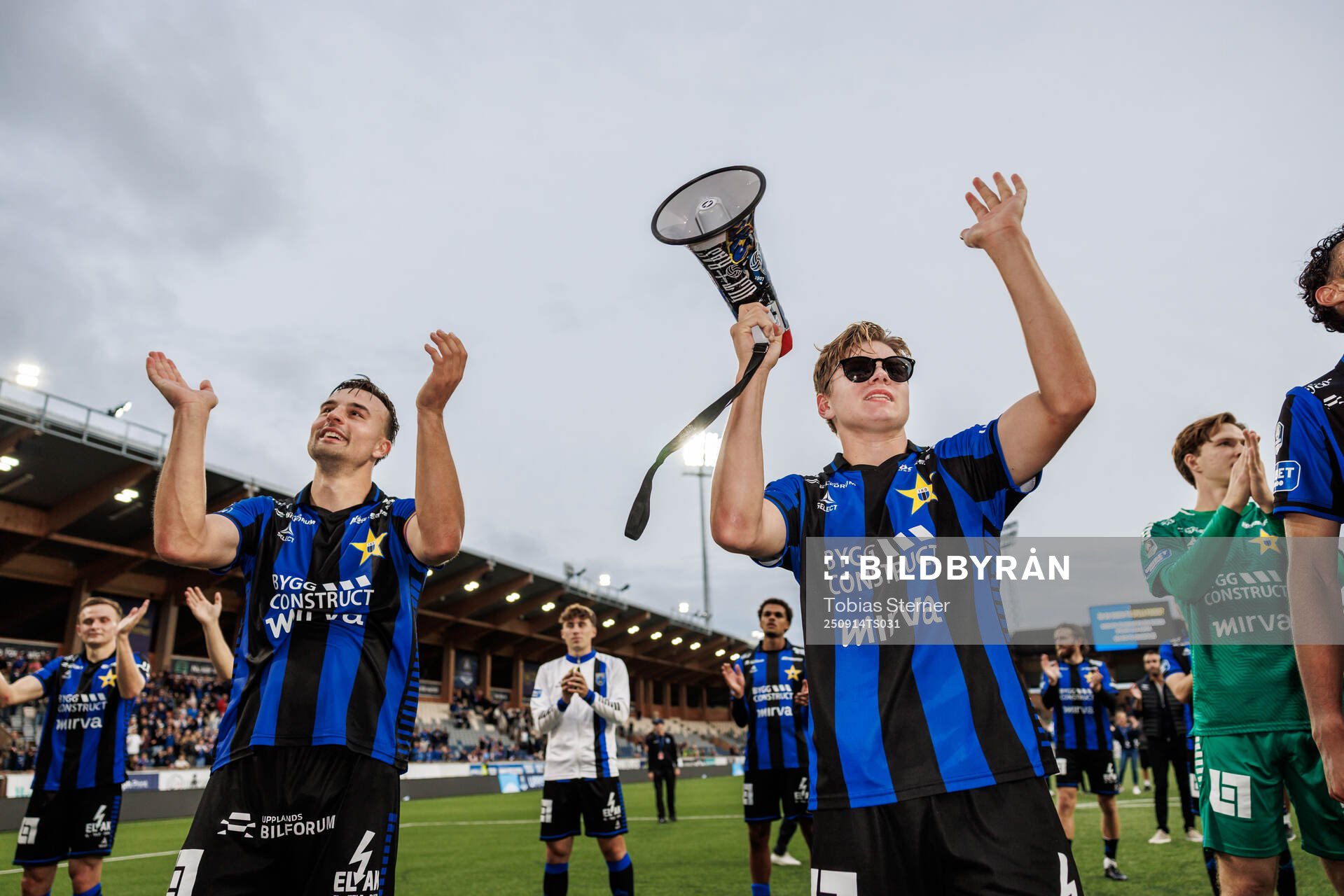 Sirius Henrik Rönnlöf Castegren och Victor Svensson jublar
