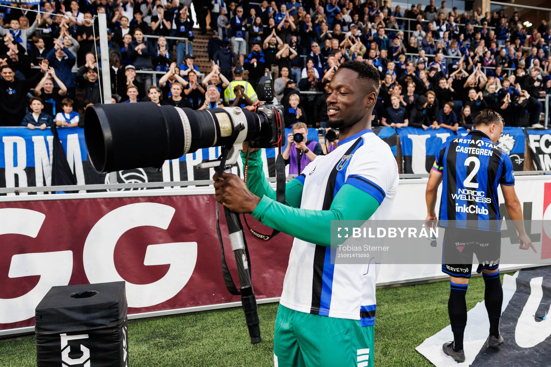Sirius målvakt Ismael Diawara med en kamera