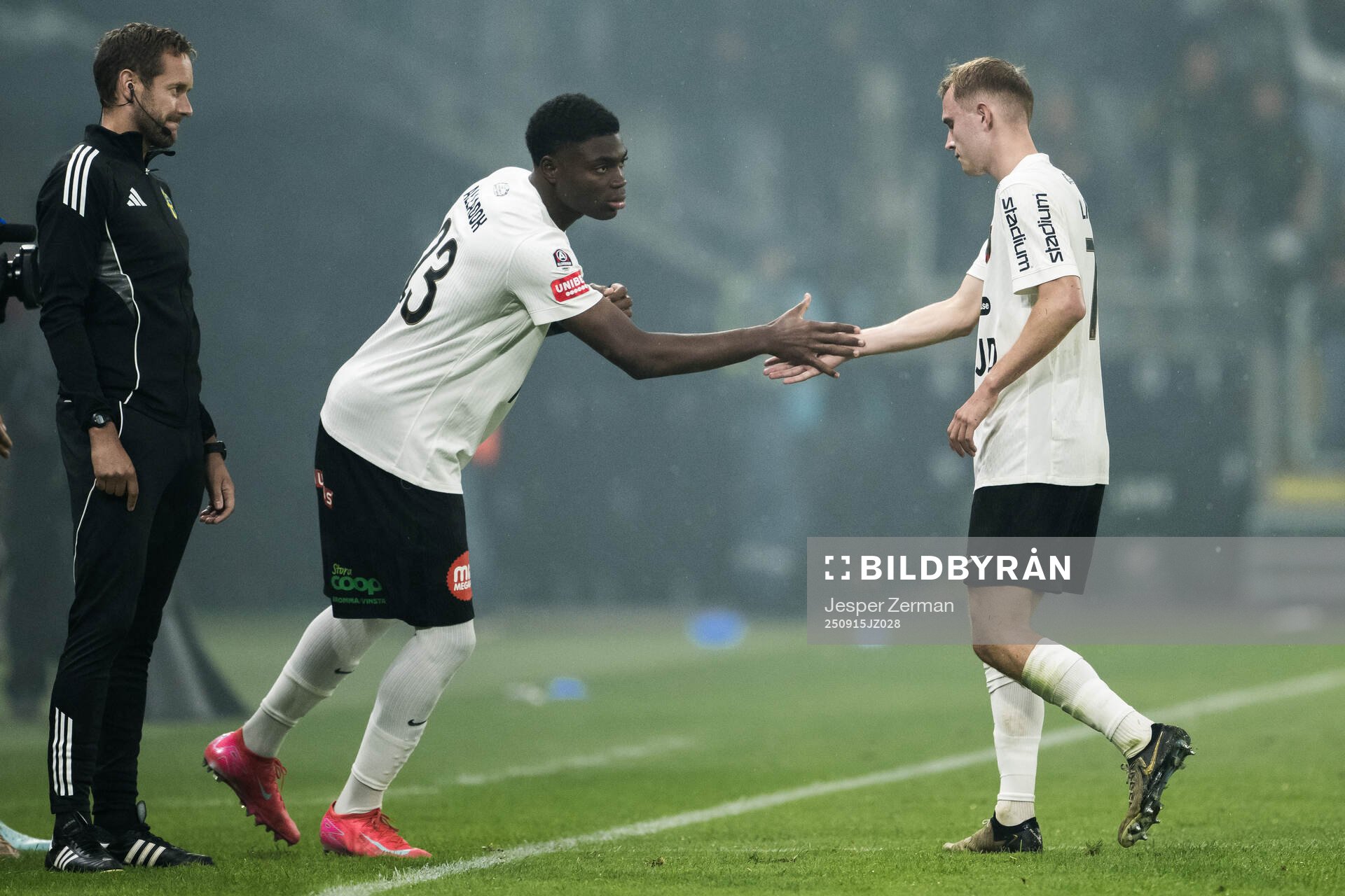 Brommapojkarnas Ezekiel Alladoh byter med Victor Lind