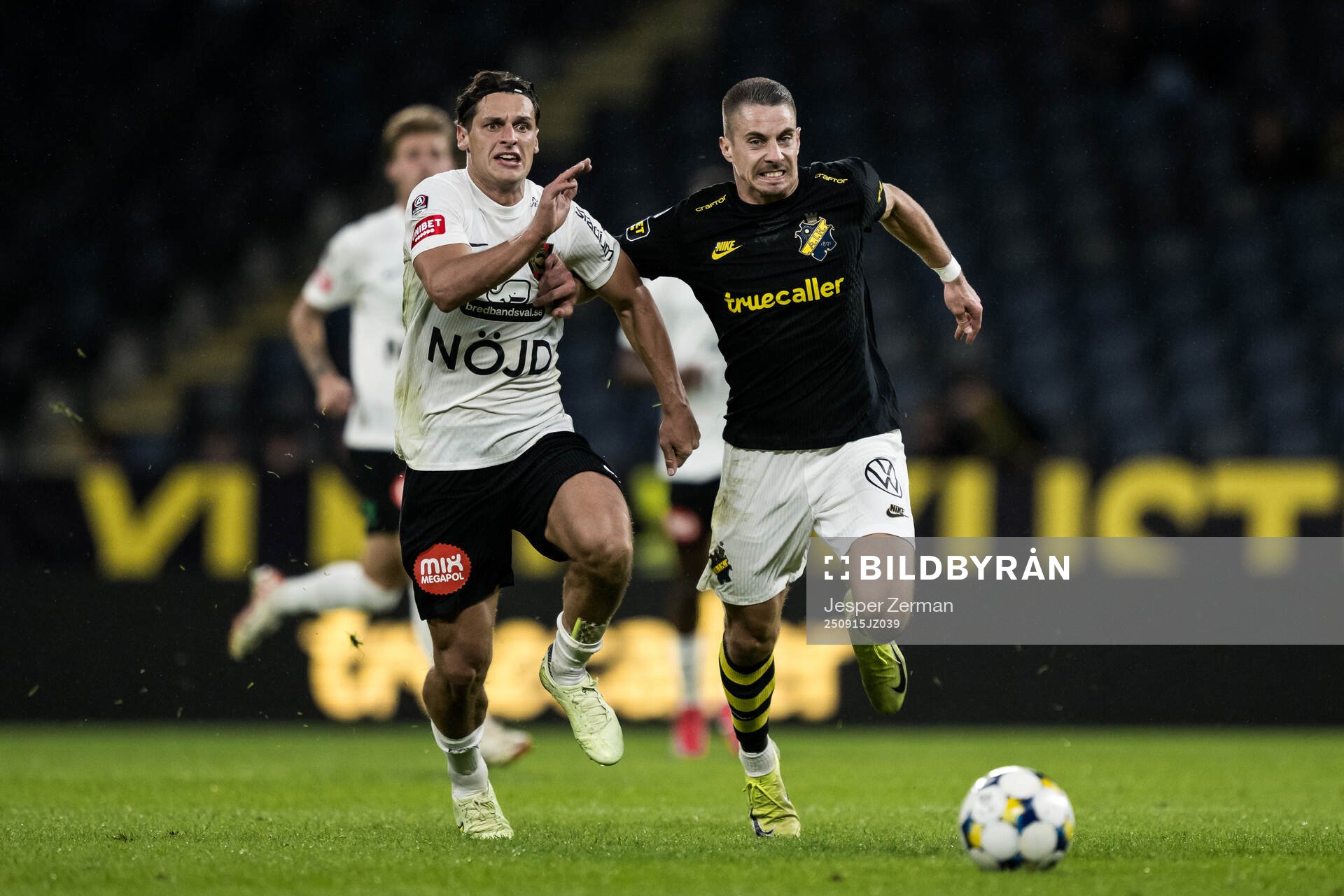 Brommapojkarnas Kevin Ackermann och AIKs Dino Besirovic