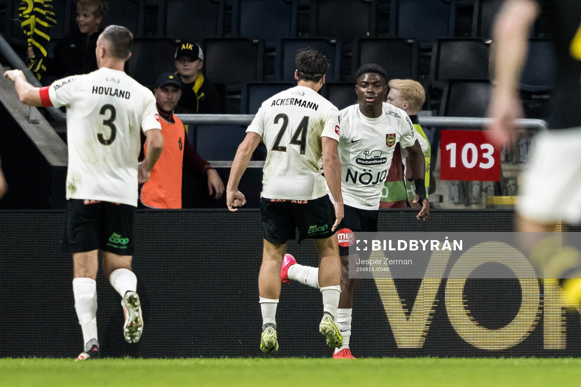 Brommapojkarnas Ezekiel Alladoh jublar