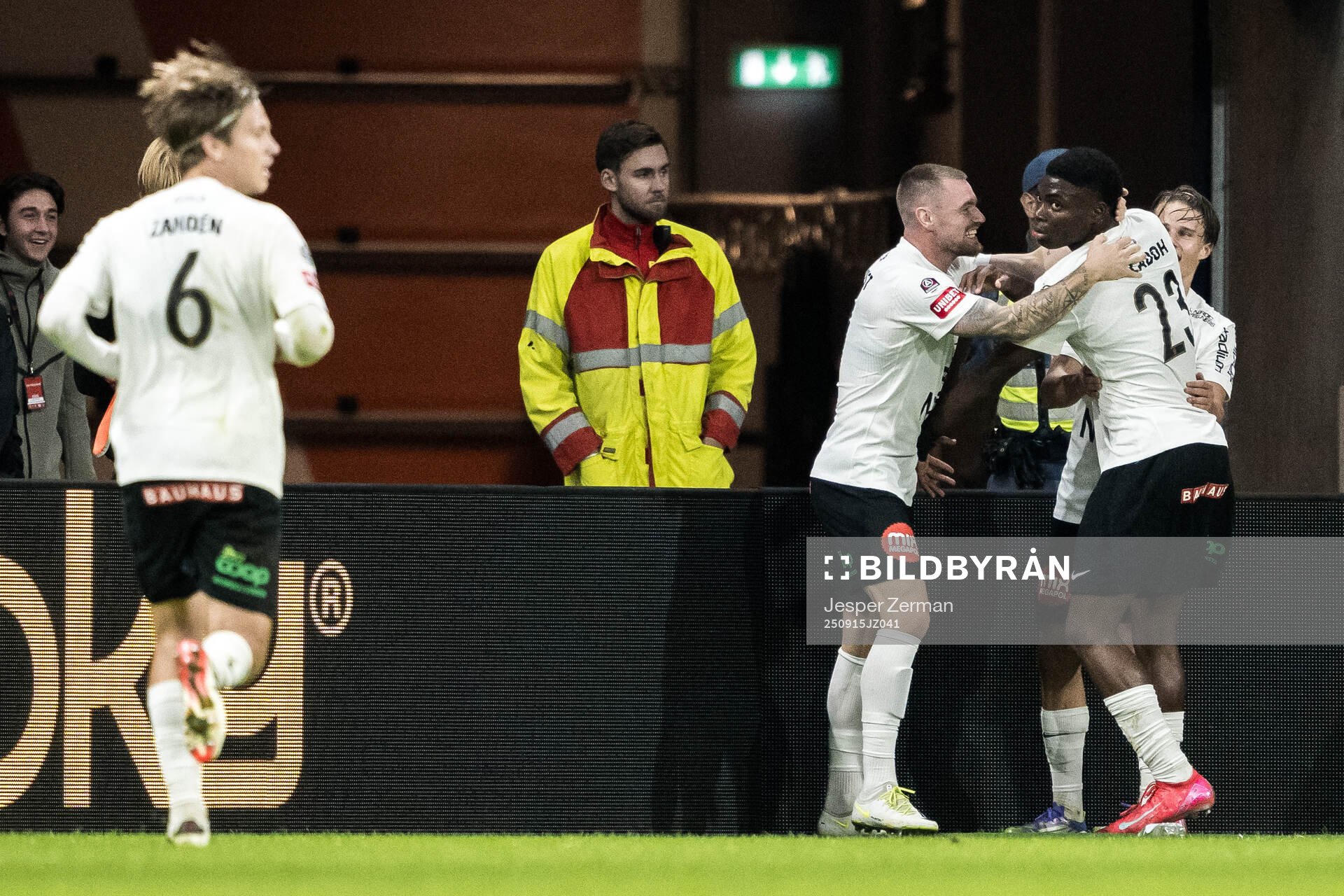 Brommapojkarnas Ezekiel Alladoh jublar