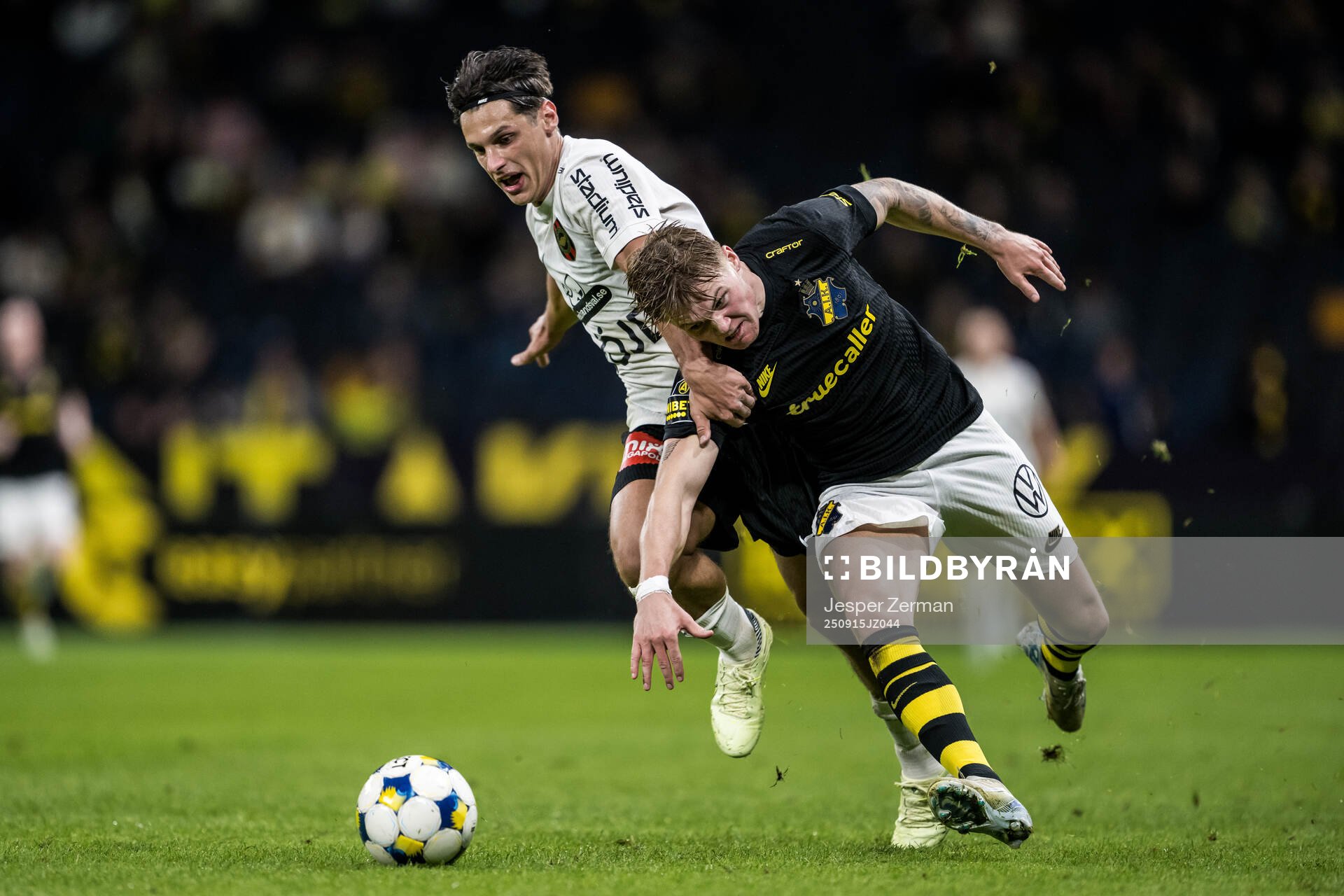 Brommapojkarnas Kevin Ackermann och AIKs Erik Hovden