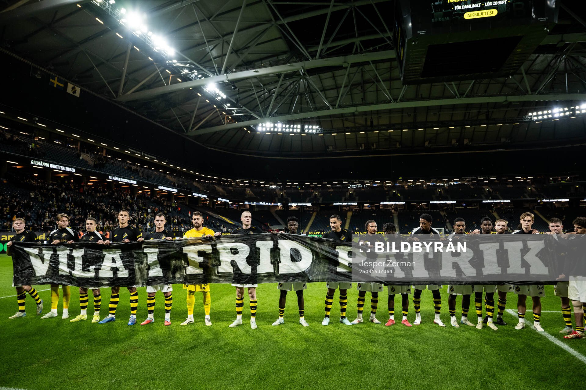 AIKs spelare håller upp en banderoll