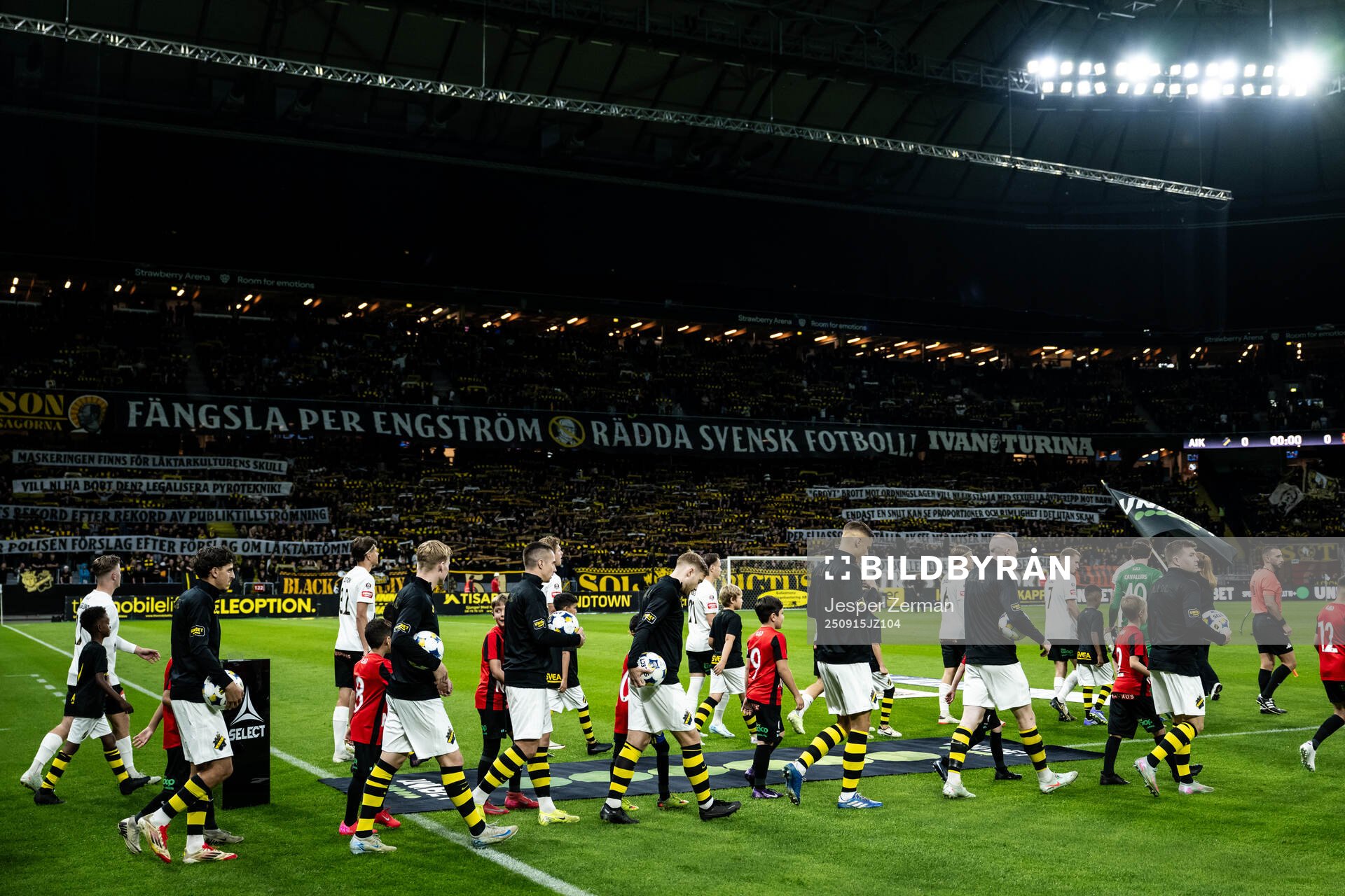 AIKs och Brommapojkarnas spelare gör entré
