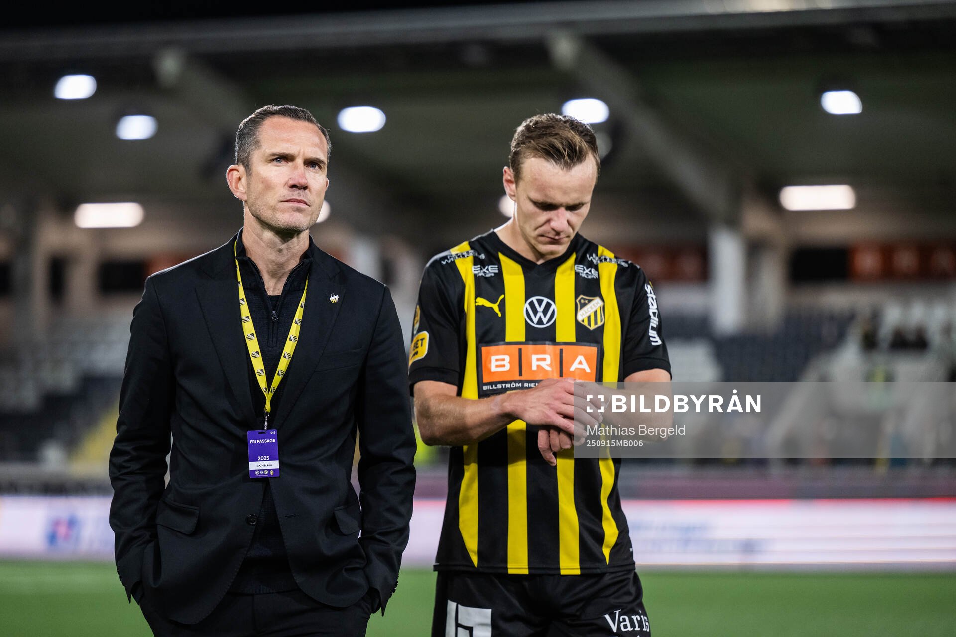Häckens fotbollschef Martin Ericsson och Marius Lode deppar