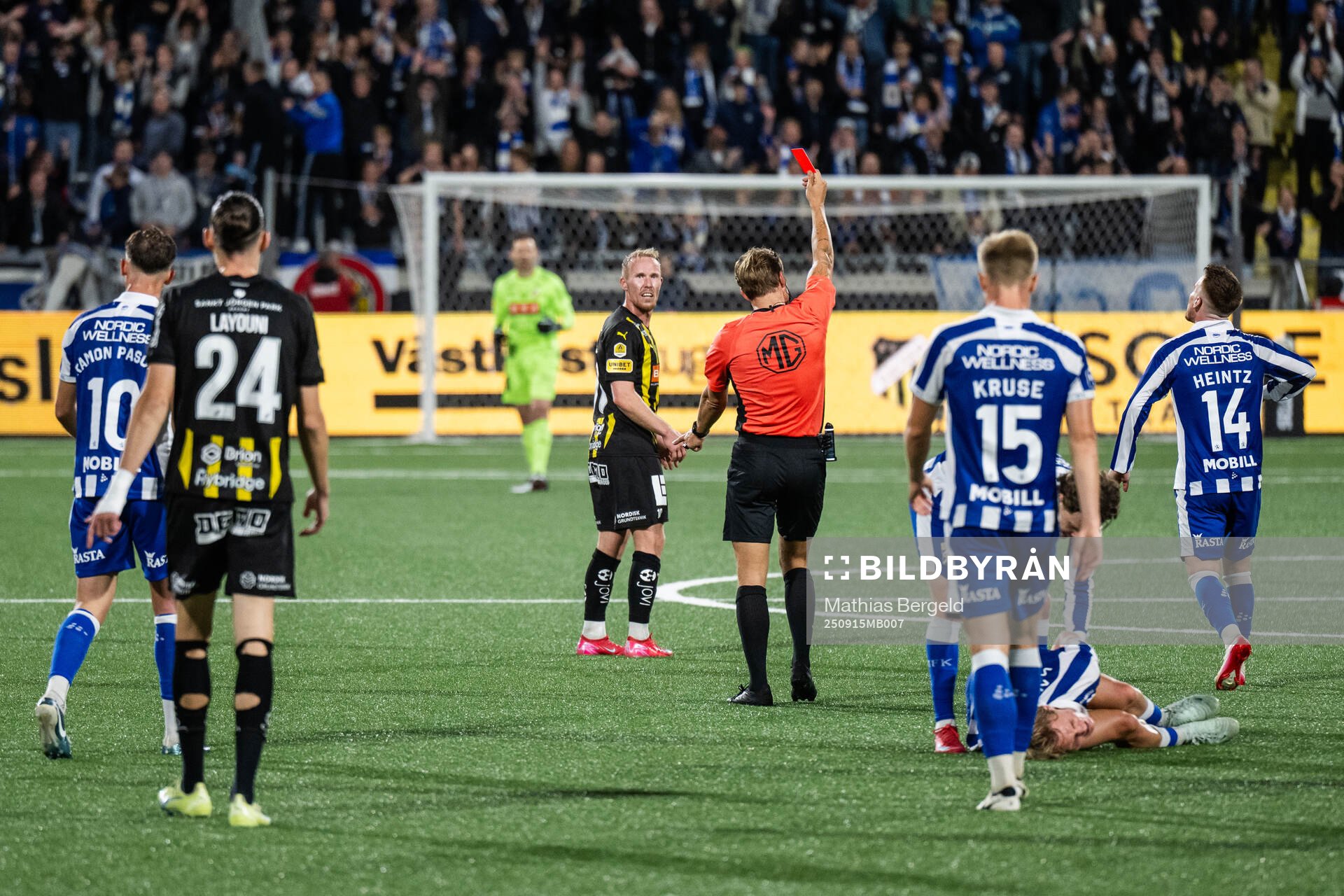 Häckens Mikkel Rygaard Jensen får rött kort av domare
