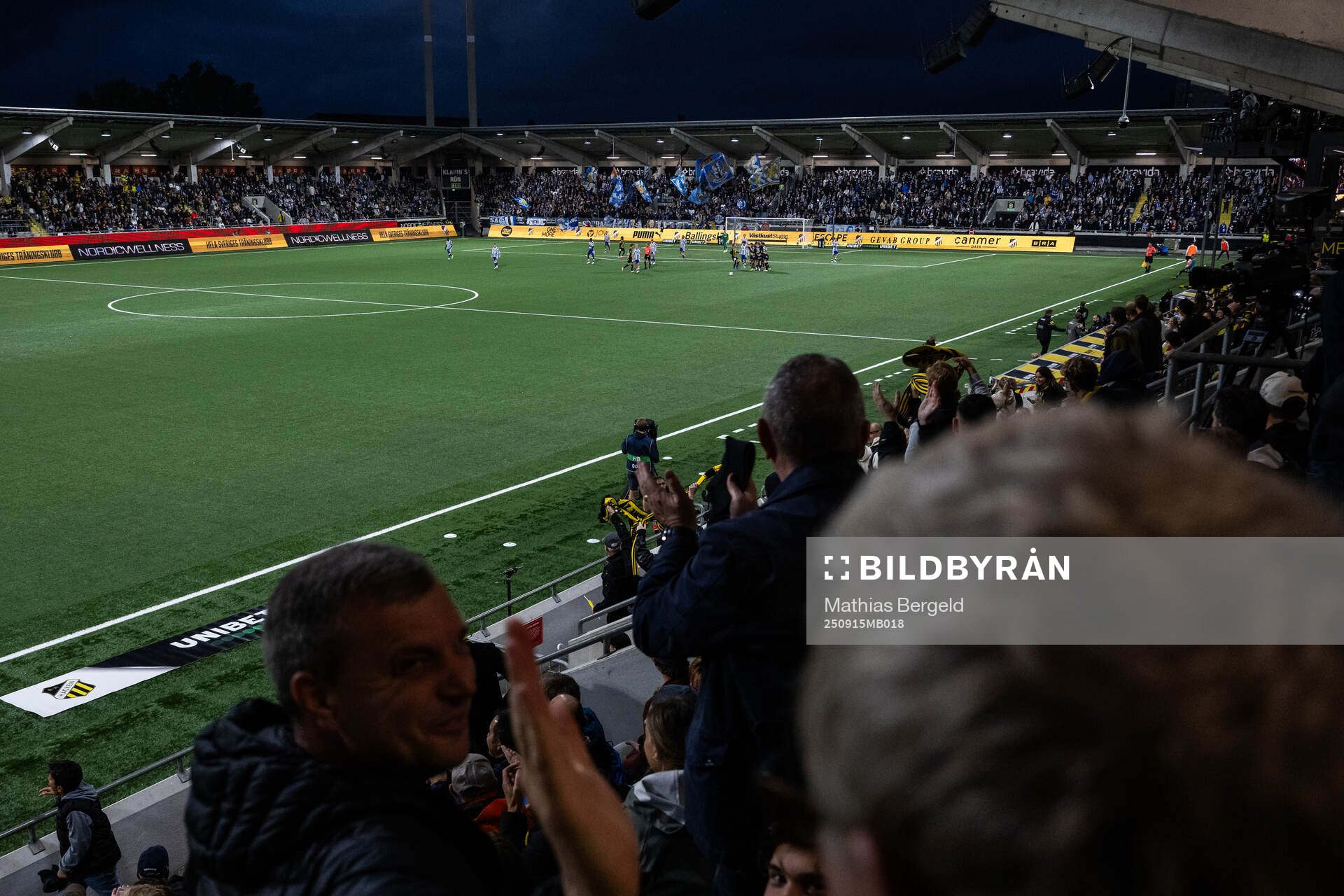 Häckens Mikkel Rygaard Jensen jublar med lagkamrater