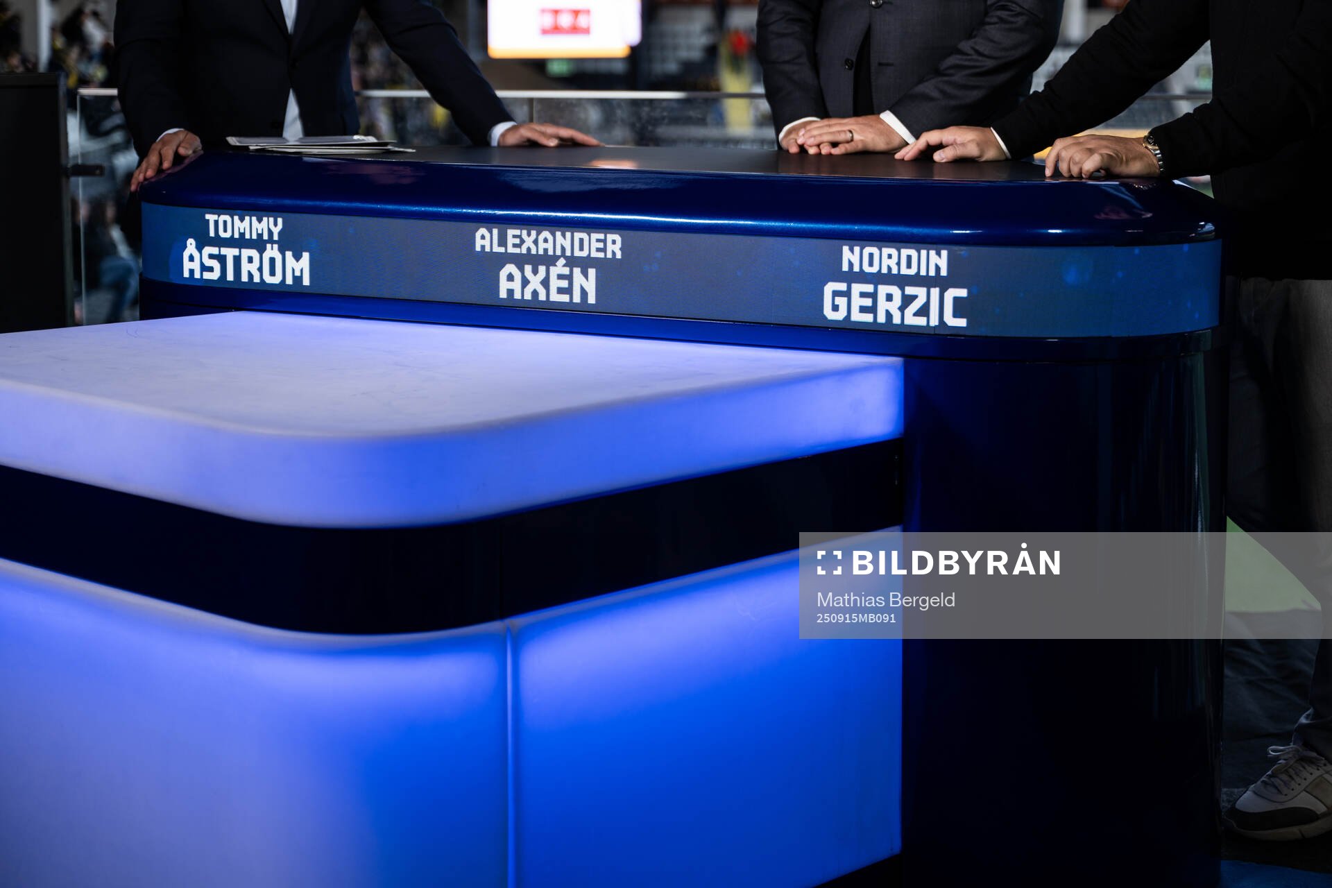 Namnen på MAX programledare Tommy Åström, samt experter