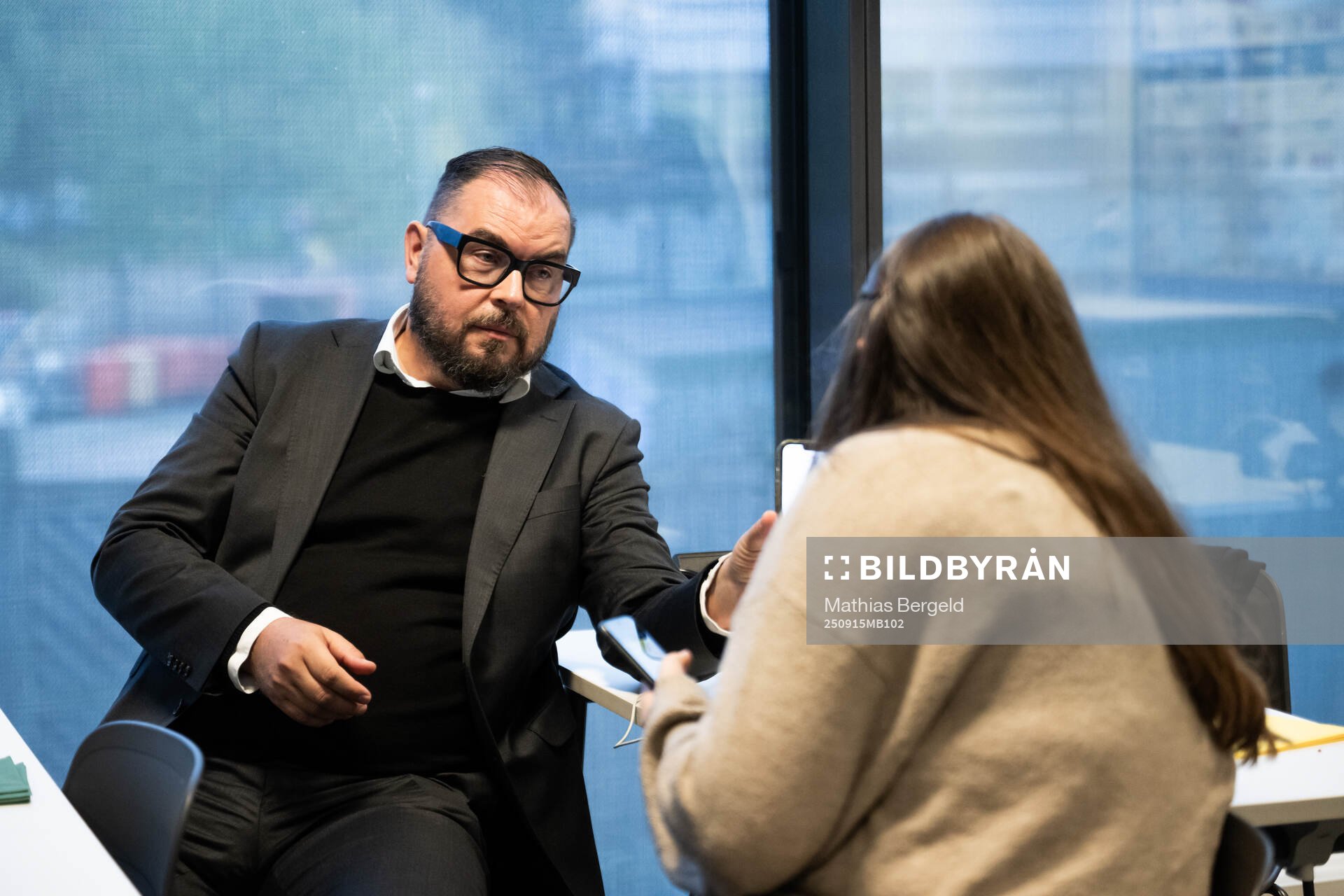 MAX expert Alexander Axén visar något på telefonen för