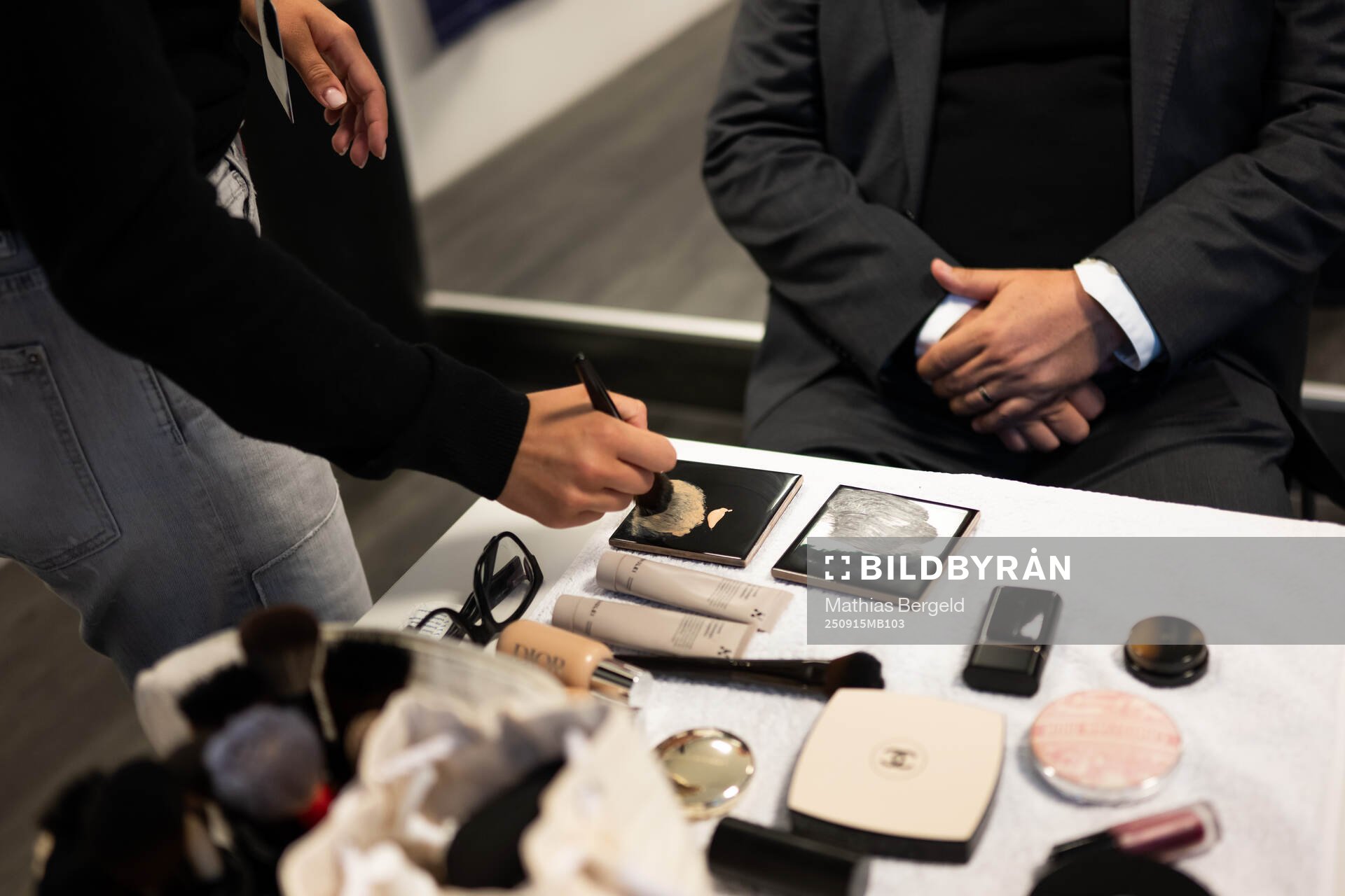 Sminkös Ronja Mägi Sandell sminkar MAX expert Alexander