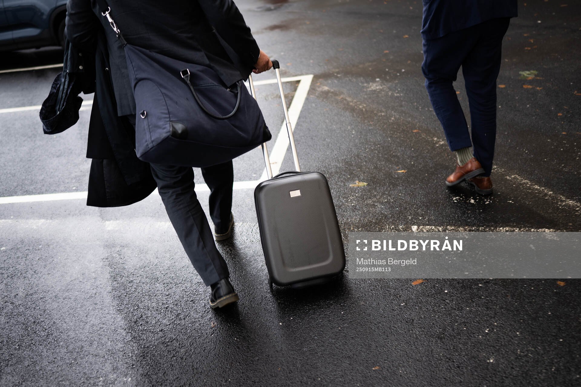 MAX expert Alexander Axén drar en resväska