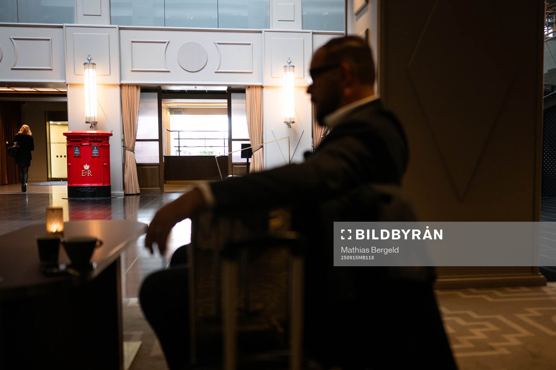 MAX expert Alexander Axén sitter i foajén på hotellet