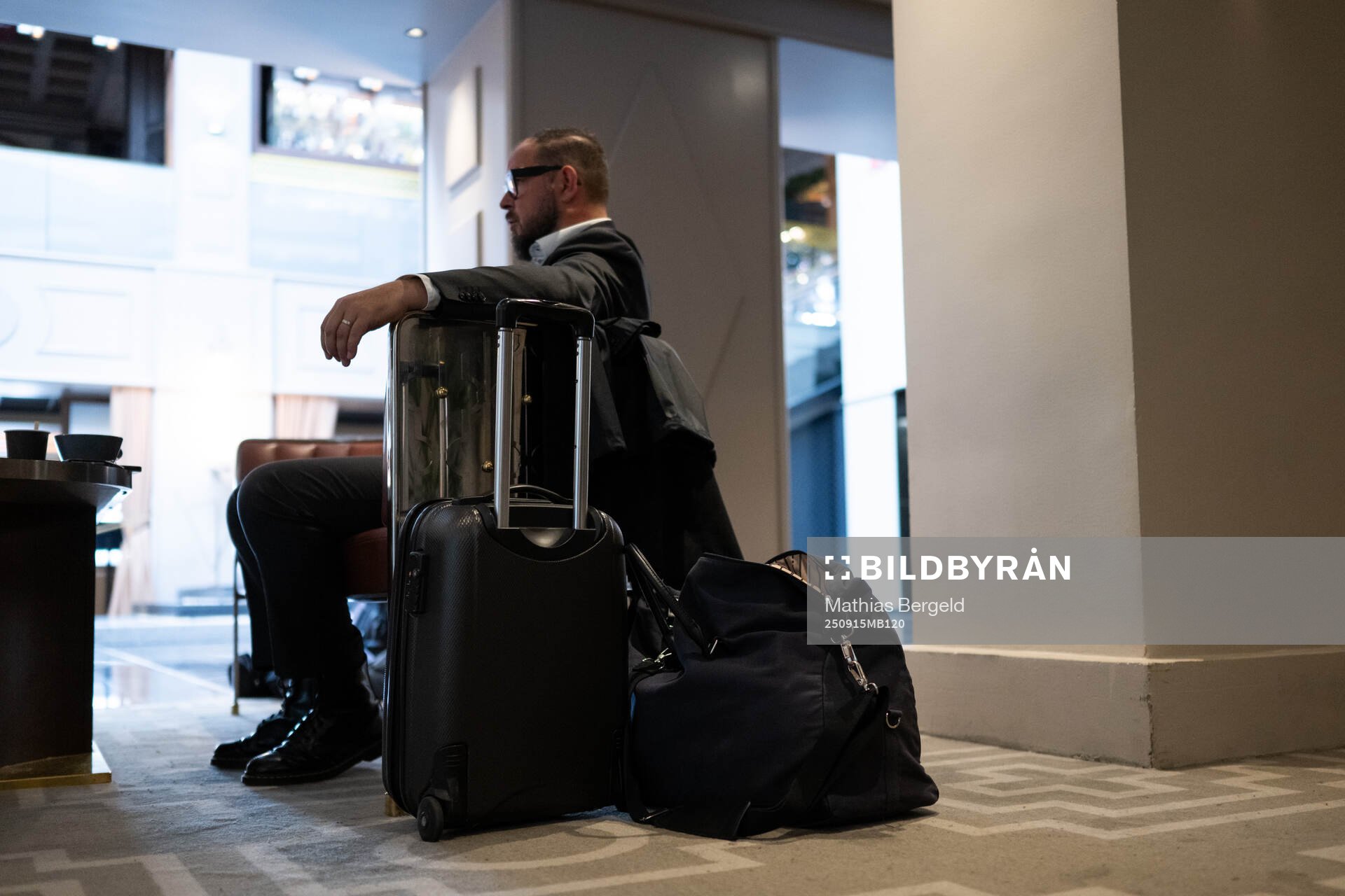 MAX expert Alexander Axén sitter med sina resväskor i