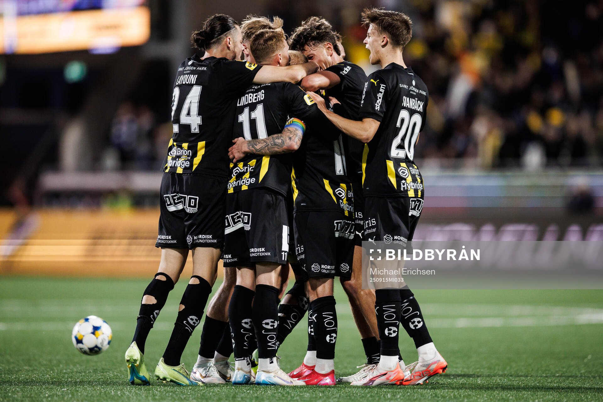 Häckens Mikkel Rygaard Jensen jublar med lagkamrater