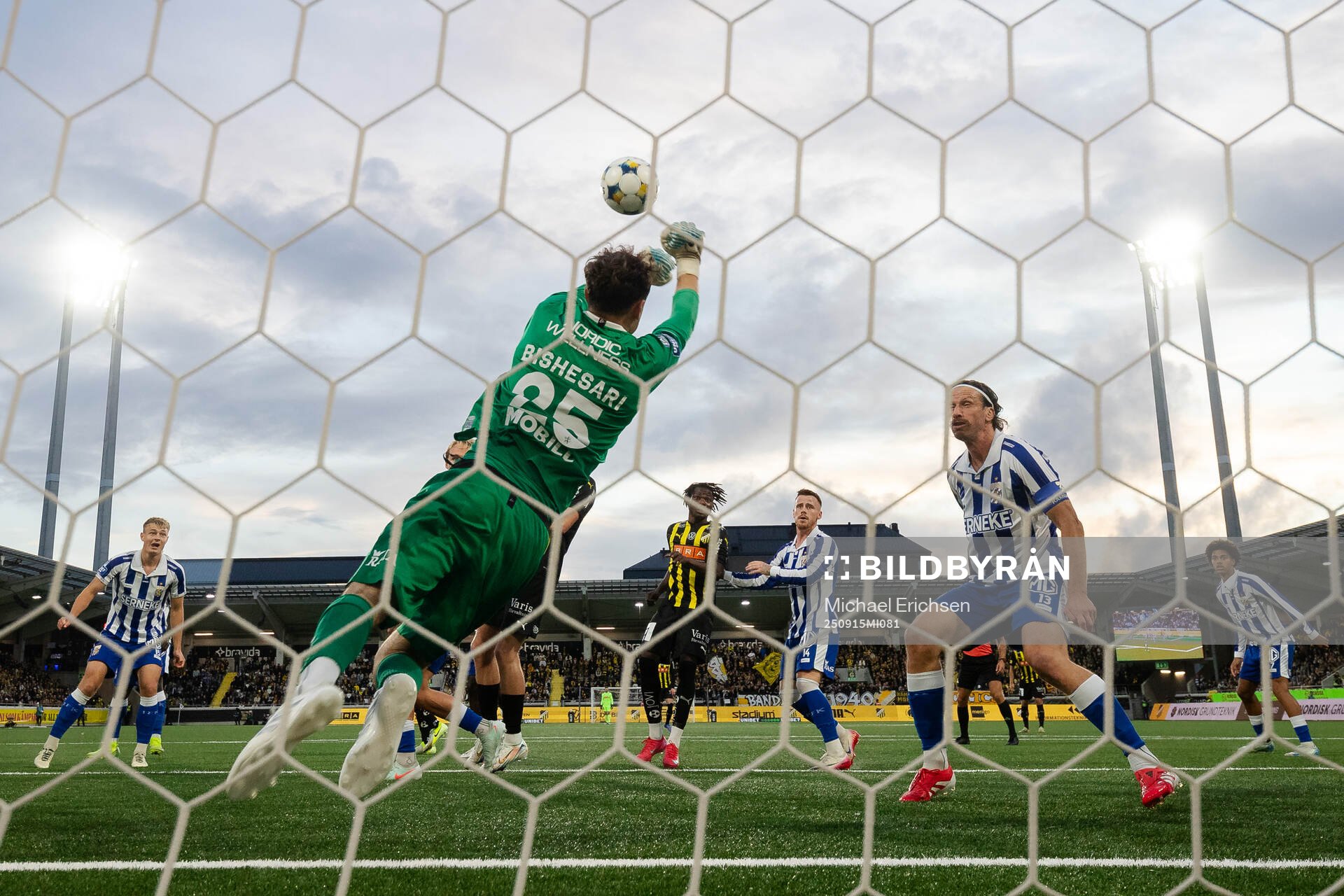 IFK Göteborgs målvakt Elis Bishesari och Gustav Svensson