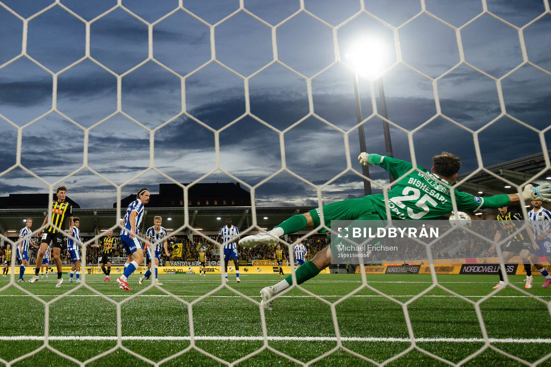 Häckens Mikkel Rygaard Jensen skjuter 1-1 i mål bakom IFK