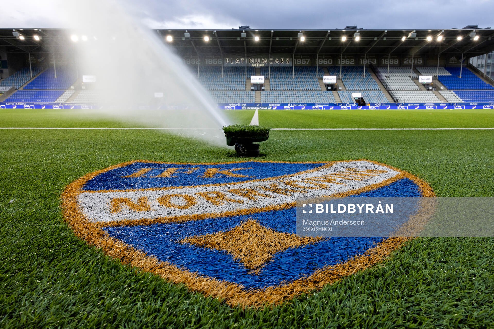 IFK Norrköpings klubbmärke på Platinumcars Arena