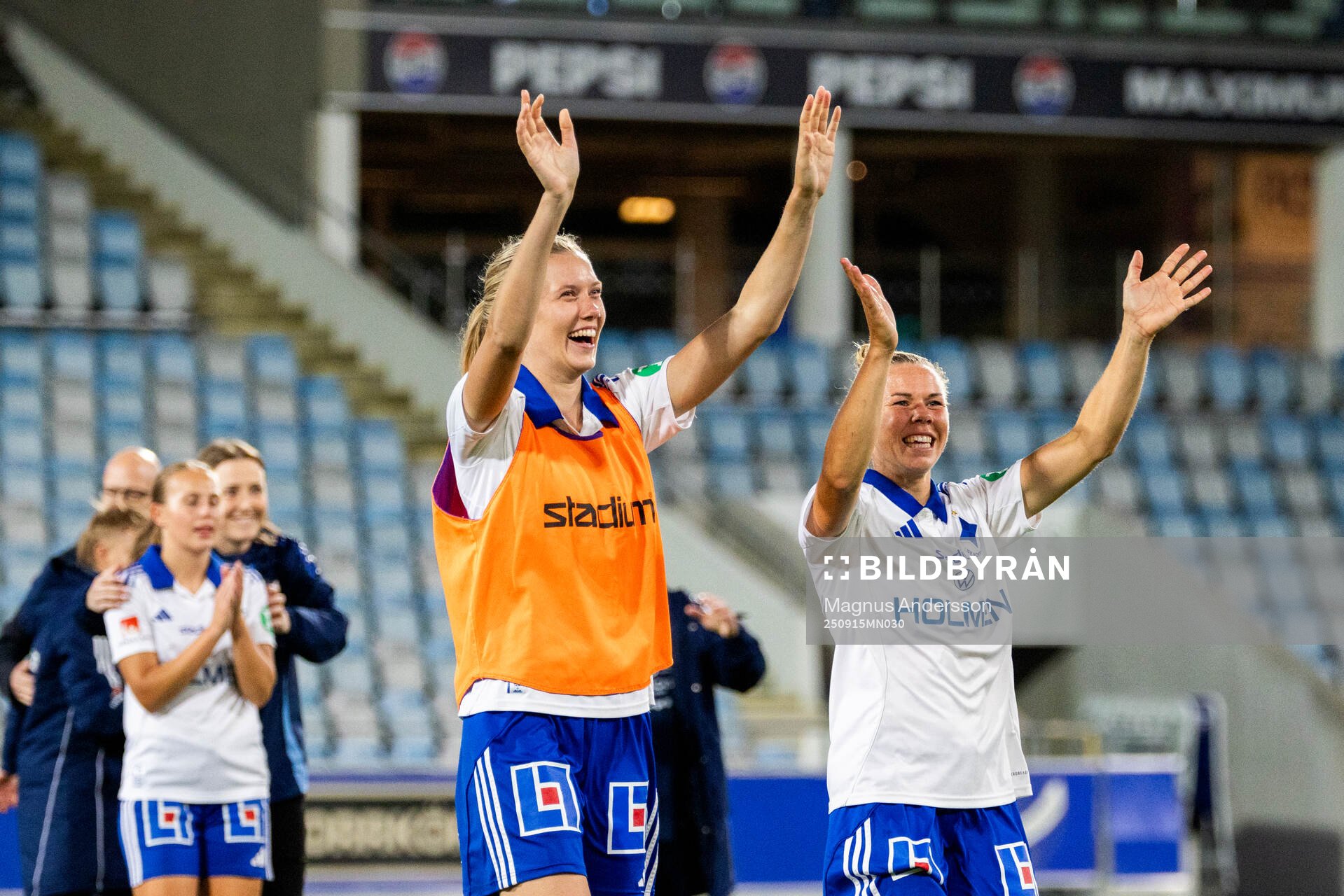 IFK Norrköpings Ebba Handfast och Jessica Wik jublar