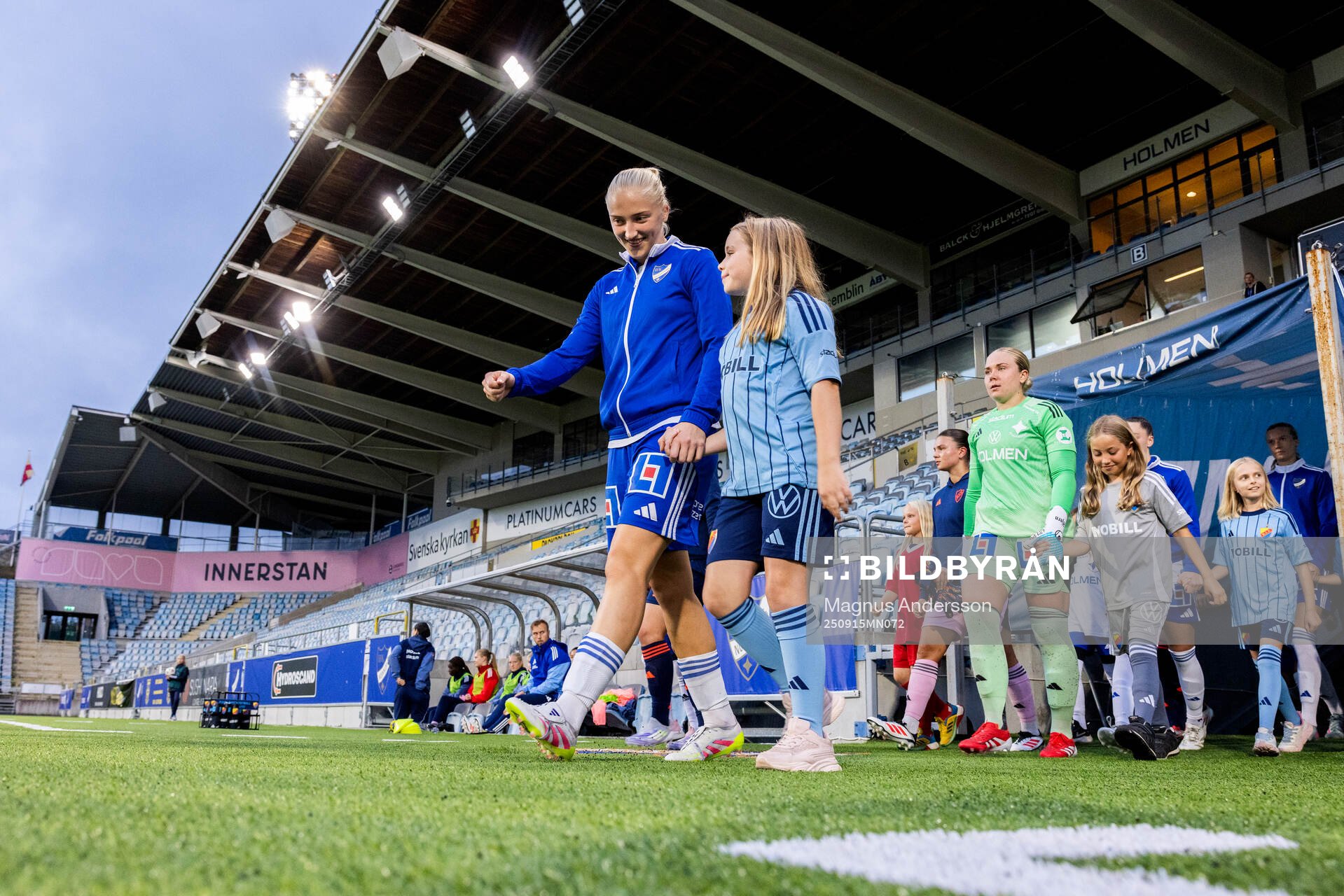IFK Norrköpings Wilma Leidhammar och målvakt Sofia Hjern
