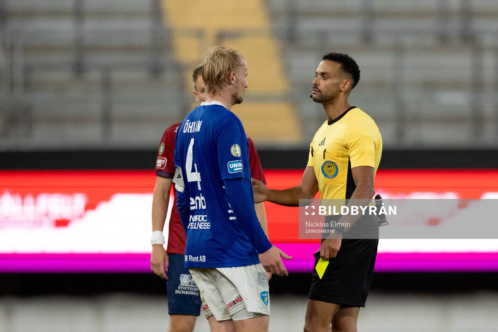 Domare Farouk Nehdi ger Umeå FCs Ludvig Öhman Silwerfeldt