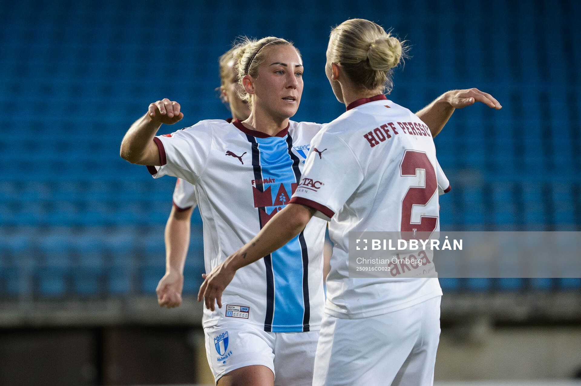 Malmö FFs Nathalie Hoff Persson jublar med Mia Persson