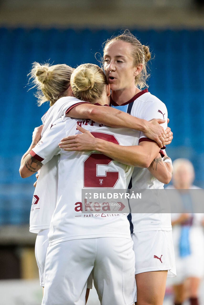 Malmö FFs Nathalie Hoff Persson och Anna Plantin jublar