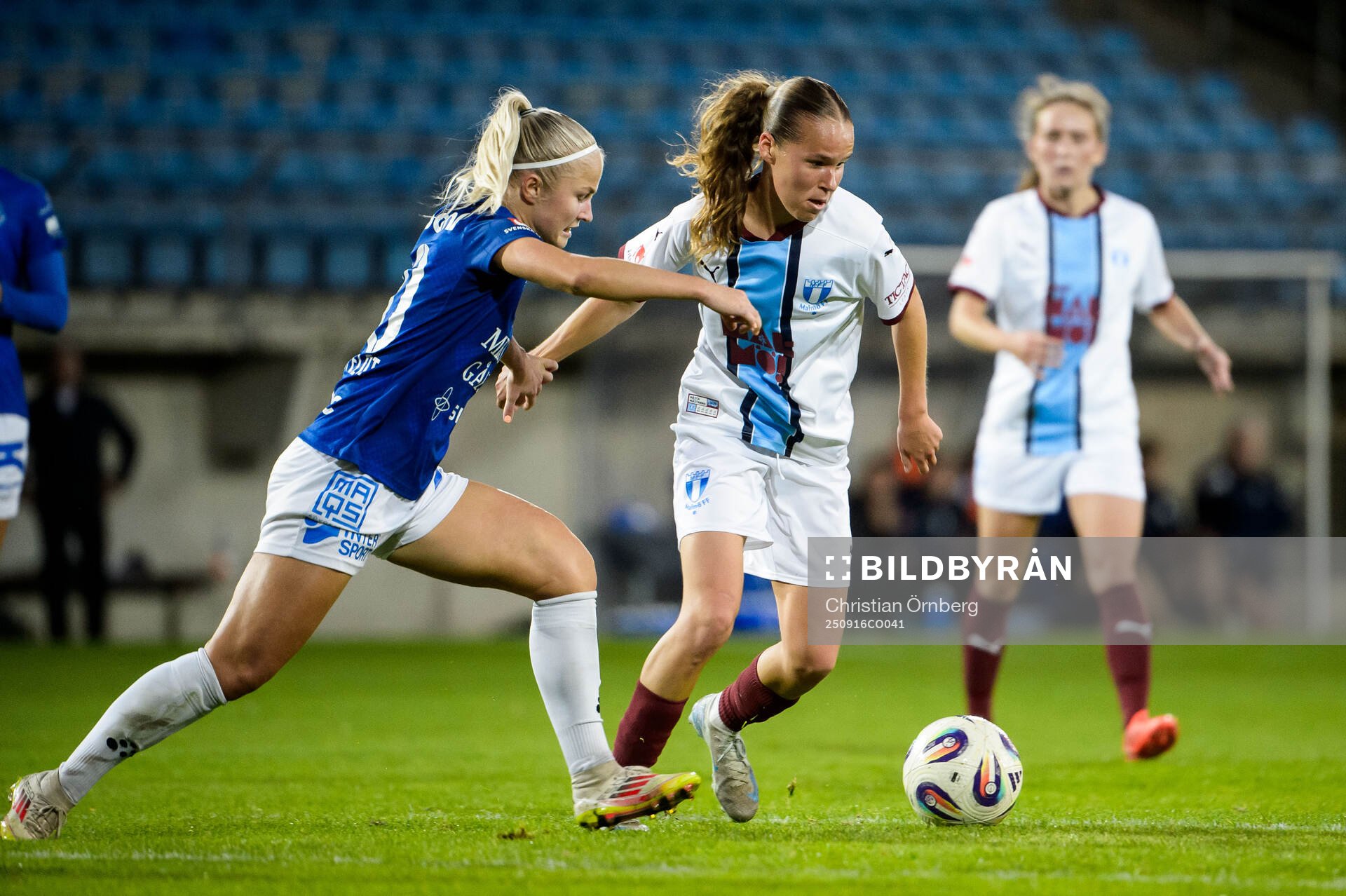 Trelleborgs Lova Sternfeldt och Malmö FFs Karoline Olesen