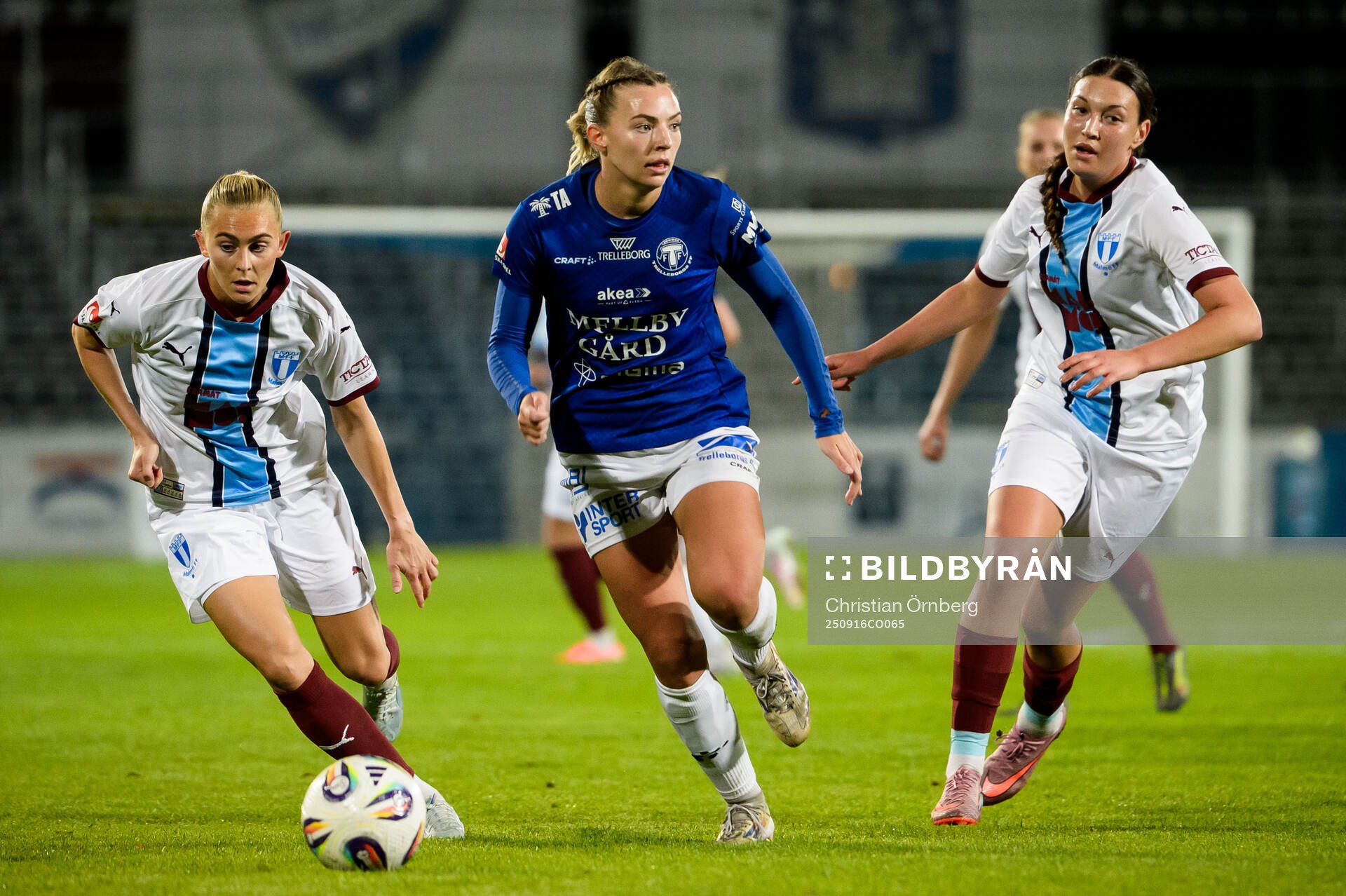 Trelleborgs Amanda Olsson och Malmö FFs Beatrice Persson