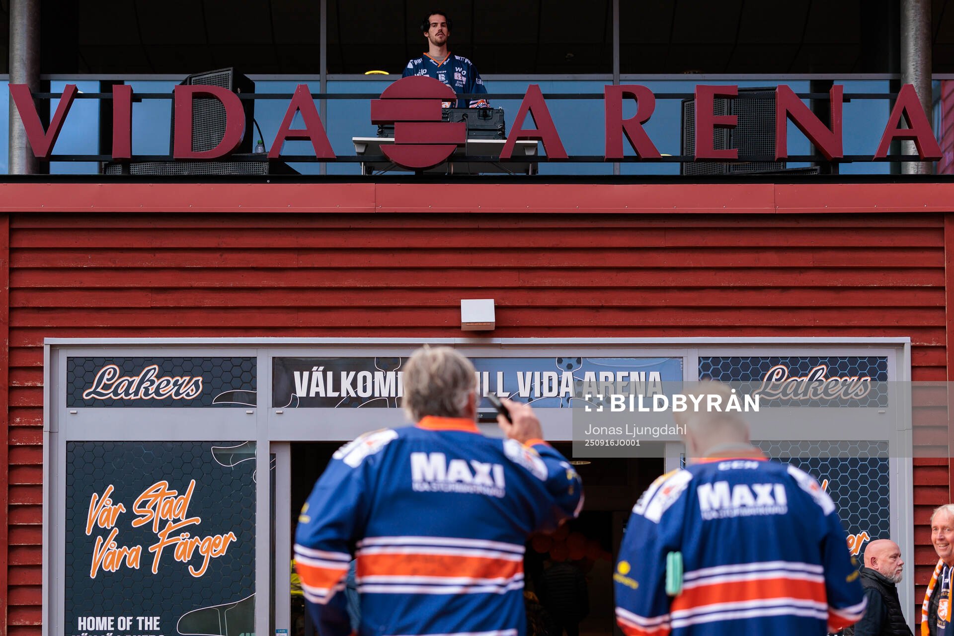 Växjösupportrar på väg till arenan