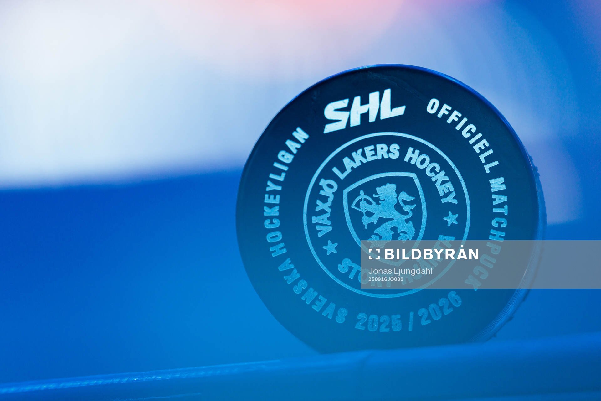 Matchpuck med Växjös klubbmärke