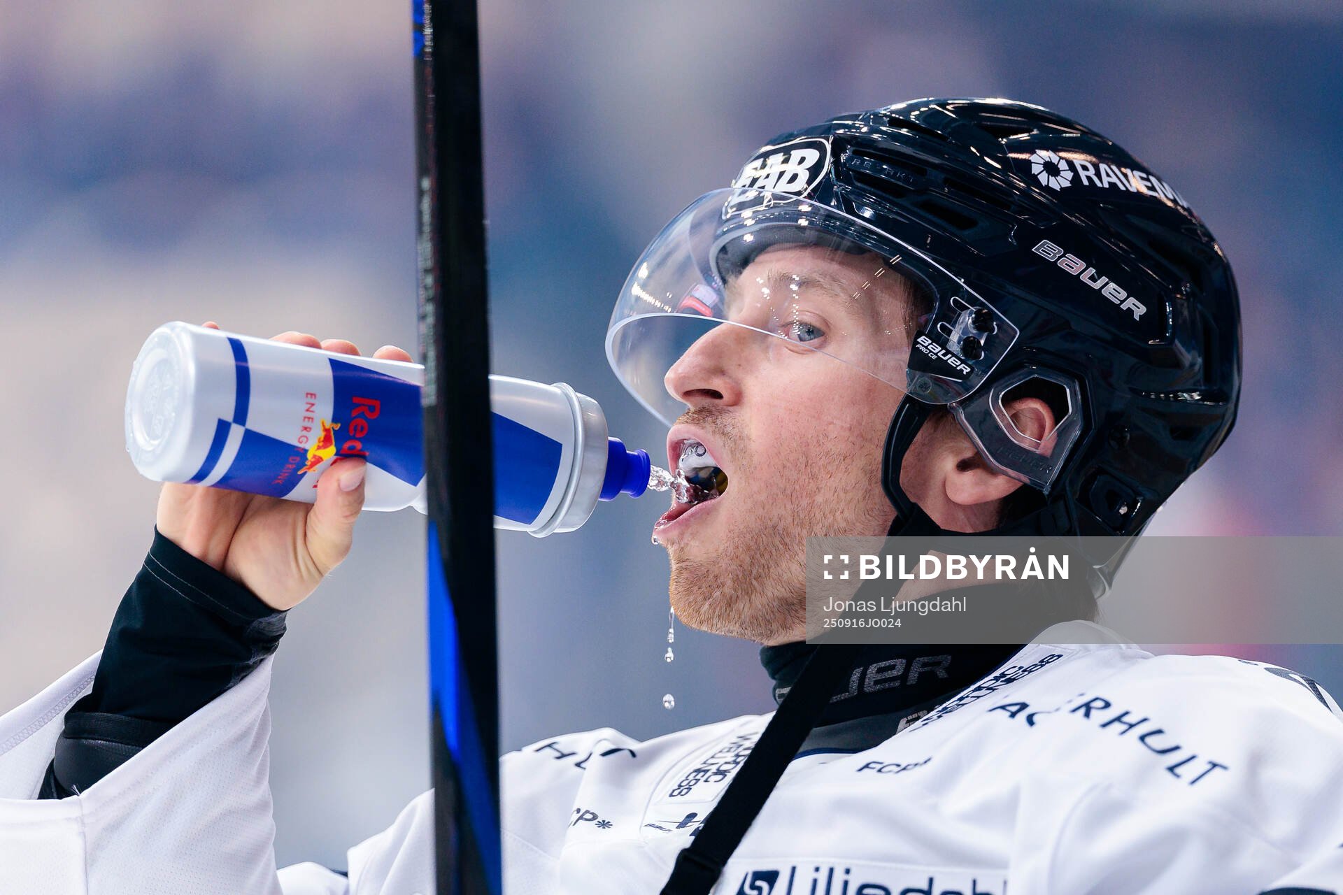 HV71s Justin Glenn Kloos dricker