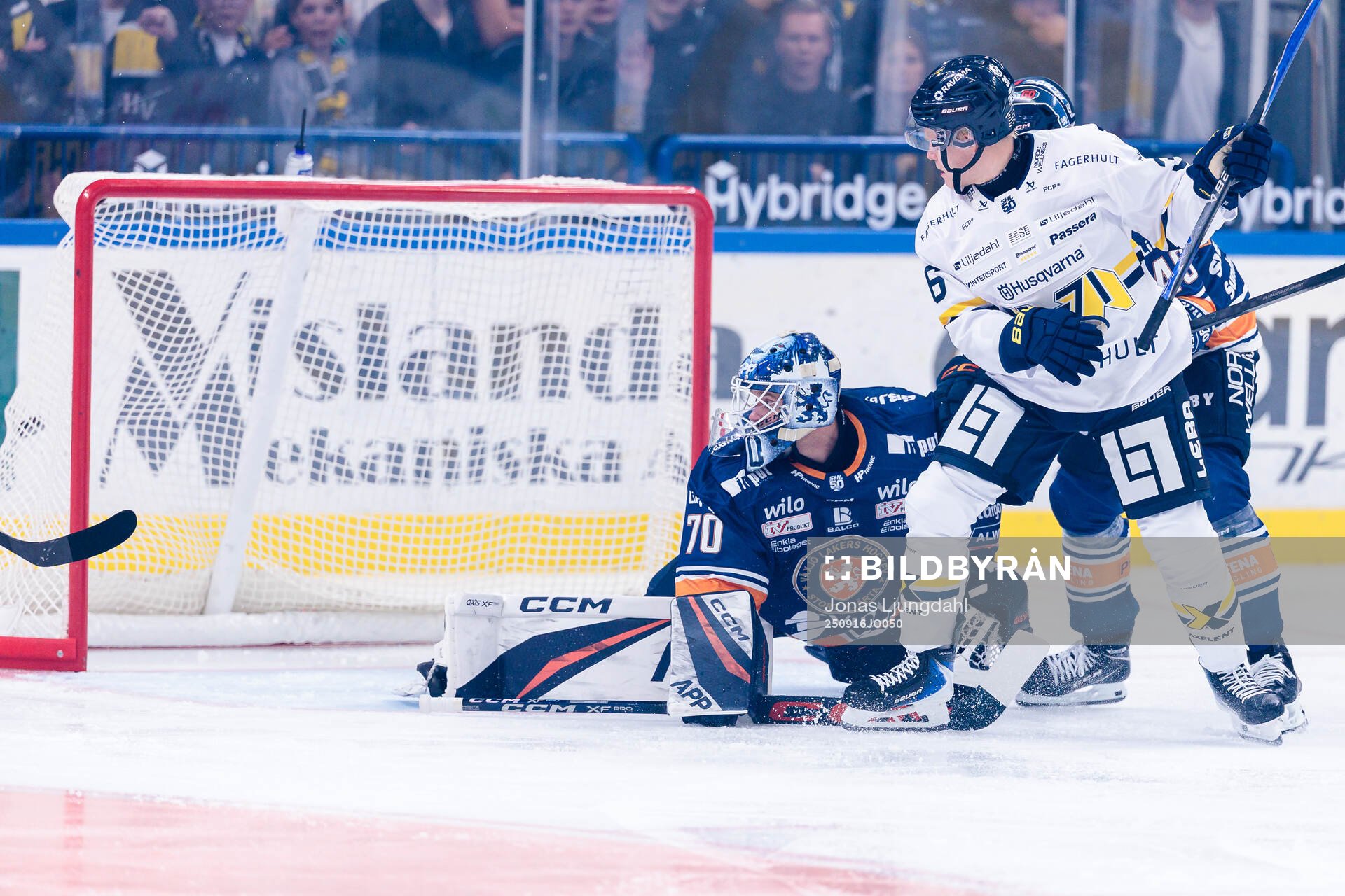 Växjös målvakt Adam Åhman och HV71s Martin Johnsen när