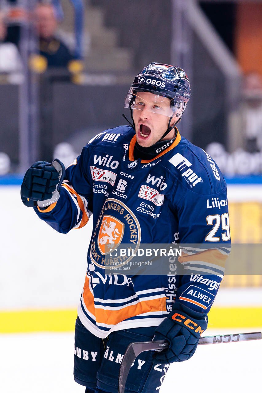 Växjös Sebastian Strandberg jublar