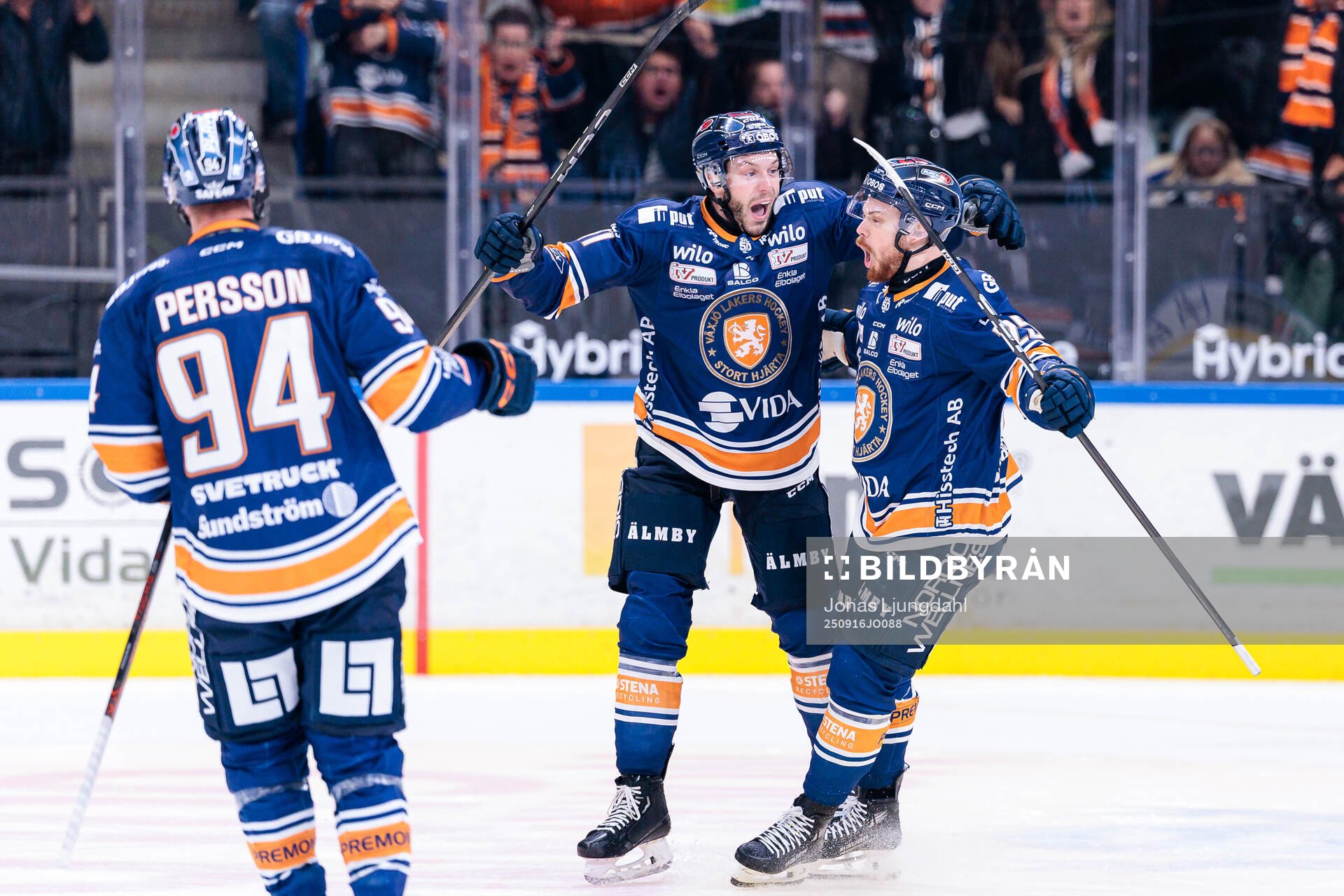 Växjös Brogan Rafferty och Lucas Elvenes jublar