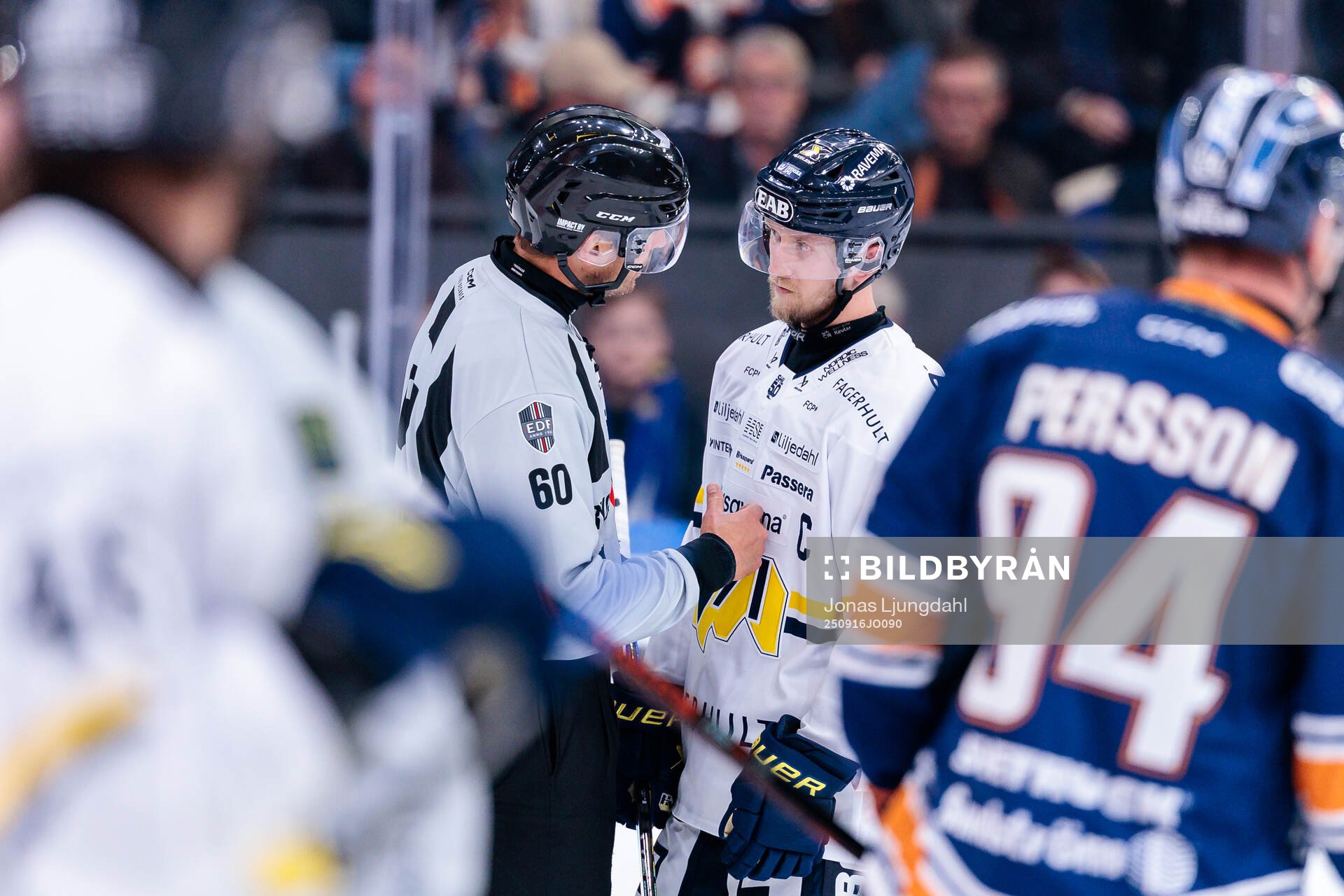 linjedomare Örjan Åhlén och HV71s Olle Alsing