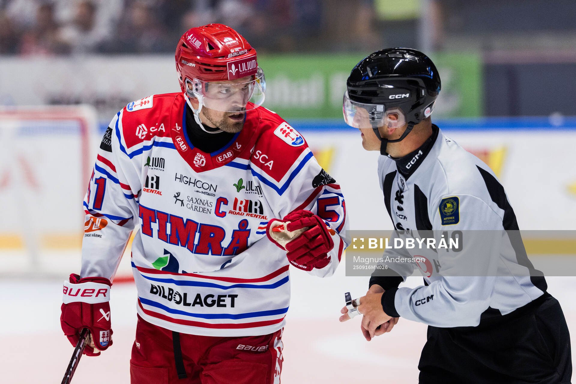 Timrås Anton Lander och linjedomare Ludvig Lundgren